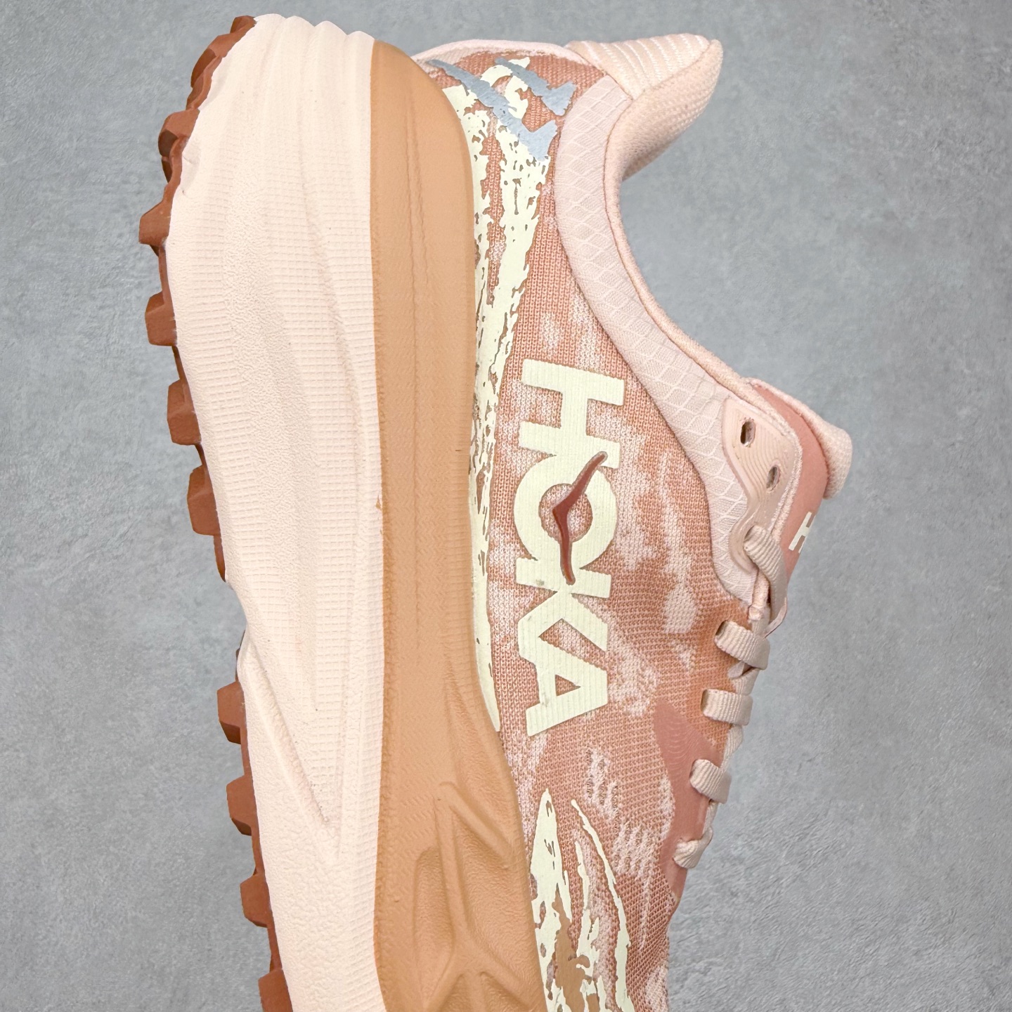 图片[6]-HOKA ONE ONE Stinson 7 ATR 斯廷森7代系列低帮全地形厚底轻量运动越野跑鞋 HOKA ONE ONE总是以独特的方式 Stinson ATR 主打整个HOKA系列中最出色最厚中底设计 堪称名副其实的“减震王” 这一款多功能全地形跑鞋采用以废旧塑料制成的尤尼菲 Reprieve再生面料 比其前代产品的重量更轻、稳定性更高 与鞋带一体化设计的全新孔眼可提供独立的支撑 精心打磨的后跟鞋口圈可带来松软契合的舒适脚感 而紧密分布的凸耳则可以确保绝佳的稳定性 尺码：36 36.5 37.5 38 38.5 39 40 40.5 41 42 42.5 43 44 44.5 45-选品中心