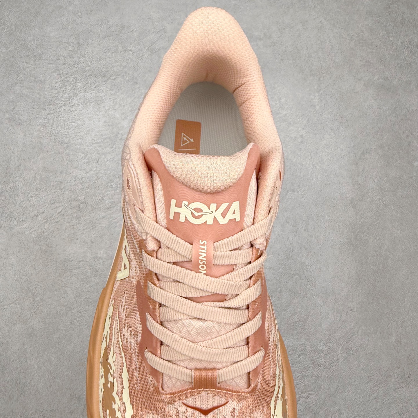 图片[5]-HOKA ONE ONE Stinson 7 ATR 斯廷森7代系列低帮全地形厚底轻量运动越野跑鞋 HOKA ONE ONE总是以独特的方式 Stinson ATR 主打整个HOKA系列中最出色最厚中底设计 堪称名副其实的“减震王” 这一款多功能全地形跑鞋采用以废旧塑料制成的尤尼菲 Reprieve再生面料 比其前代产品的重量更轻、稳定性更高 与鞋带一体化设计的全新孔眼可提供独立的支撑 精心打磨的后跟鞋口圈可带来松软契合的舒适脚感 而紧密分布的凸耳则可以确保绝佳的稳定性 尺码：36 36.5 37.5 38 38.5 39 40 40.5 41 42 42.5 43 44 44.5 45-选品中心