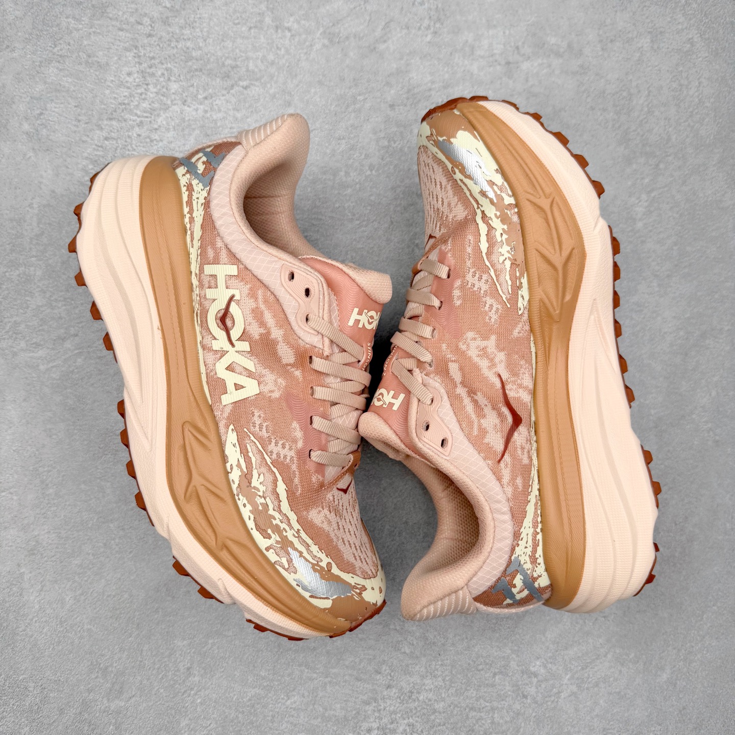 图片[3]-HOKA ONE ONE Stinson 7 ATR 斯廷森7代系列低帮全地形厚底轻量运动越野跑鞋 HOKA ONE ONE总是以独特的方式 Stinson ATR 主打整个HOKA系列中最出色最厚中底设计 堪称名副其实的“减震王” 这一款多功能全地形跑鞋采用以废旧塑料制成的尤尼菲 Reprieve再生面料 比其前代产品的重量更轻、稳定性更高 与鞋带一体化设计的全新孔眼可提供独立的支撑 精心打磨的后跟鞋口圈可带来松软契合的舒适脚感 而紧密分布的凸耳则可以确保绝佳的稳定性 尺码：36 36.5 37.5 38 38.5 39 40 40.5 41 42 42.5 43 44 44.5 45-选品中心