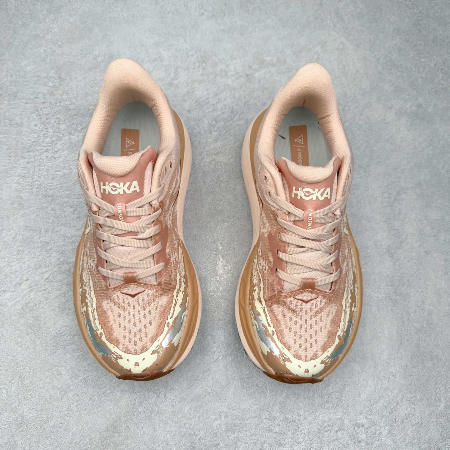 图片[2]-HOKA ONE ONE Stinson 7 ATR 斯廷森7代系列低帮全地形厚底轻量运动越野跑鞋 HOKA ONE ONE总是以独特的方式 Stinson ATR 主打整个HOKA系列中最出色最厚中底设计 堪称名副其实的“减震王” 这一款多功能全地形跑鞋采用以废旧塑料制成的尤尼菲 Reprieve再生面料 比其前代产品的重量更轻、稳定性更高 与鞋带一体化设计的全新孔眼可提供独立的支撑 精心打磨的后跟鞋口圈可带来松软契合的舒适脚感 而紧密分布的凸耳则可以确保绝佳的稳定性 尺码：36 36.5 37.5 38 38.5 39 40 40.5 41 42 42.5 43 44 44.5 45-选品中心