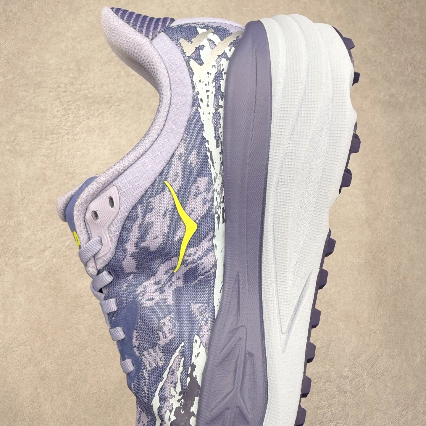 图片[7]-HOKA ONE ONE Stinson 7 ATR 斯廷森7代系列低帮全地形厚底轻量运动越野跑鞋 HOKA ONE ONE总是以独特的方式 Stinson ATR 主打整个HOKA系列中最出色最厚中底设计 堪称名副其实的“减震王” 这一款多功能全地形跑鞋采用以废旧塑料制成的尤尼菲 Reprieve再生面料 比其前代产品的重量更轻、稳定性更高 与鞋带一体化设计的全新孔眼可提供独立的支撑 精心打磨的后跟鞋口圈可带来松软契合的舒适脚感 而紧密分布的凸耳则可以确保绝佳的稳定性 尺码：36 36.5 37.5 38 38.5 39 40 40.5 41 42 42.5 43 44 44.5 45-选品中心