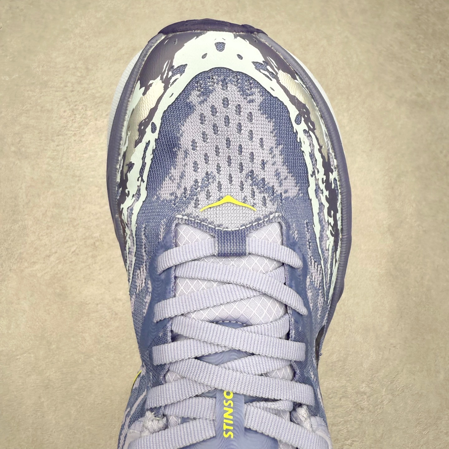 图片[4]-HOKA ONE ONE Stinson 7 ATR 斯廷森7代系列低帮全地形厚底轻量运动越野跑鞋 HOKA ONE ONE总是以独特的方式 Stinson ATR 主打整个HOKA系列中最出色最厚中底设计 堪称名副其实的“减震王” 这一款多功能全地形跑鞋采用以废旧塑料制成的尤尼菲 Reprieve再生面料 比其前代产品的重量更轻、稳定性更高 与鞋带一体化设计的全新孔眼可提供独立的支撑 精心打磨的后跟鞋口圈可带来松软契合的舒适脚感 而紧密分布的凸耳则可以确保绝佳的稳定性 尺码：36 36.5 37.5 38 38.5 39 40 40.5 41 42 42.5 43 44 44.5 45-选品中心