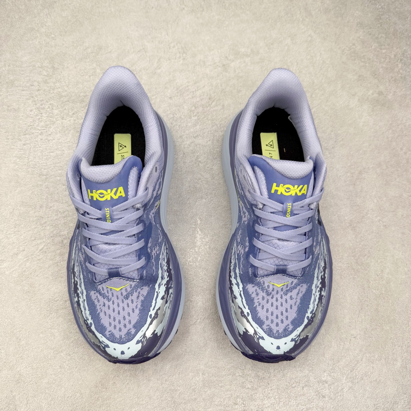 图片[2]-HOKA ONE ONE Stinson 7 ATR 斯廷森7代系列低帮全地形厚底轻量运动越野跑鞋 HOKA ONE ONE总是以独特的方式 Stinson ATR 主打整个HOKA系列中最出色最厚中底设计 堪称名副其实的“减震王” 这一款多功能全地形跑鞋采用以废旧塑料制成的尤尼菲 Reprieve再生面料 比其前代产品的重量更轻、稳定性更高 与鞋带一体化设计的全新孔眼可提供独立的支撑 精心打磨的后跟鞋口圈可带来松软契合的舒适脚感 而紧密分布的凸耳则可以确保绝佳的稳定性 尺码：36 36.5 37.5 38 38.5 39 40 40.5 41 42 42.5 43 44 44.5 45-选品中心