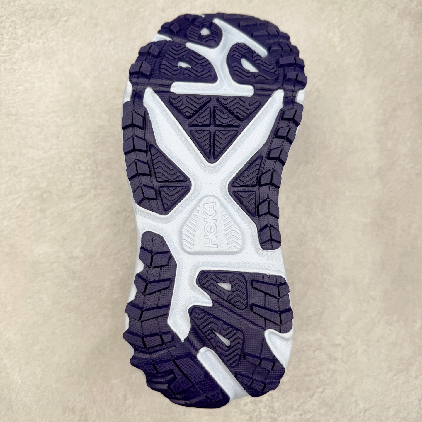 图片[9]-HOKA ONE ONE Stinson 7 ATR 斯廷森7代系列低帮全地形厚底轻量运动越野跑鞋 HOKA ONE ONE总是以独特的方式 Stinson ATR 主打整个HOKA系列中最出色最厚中底设计 堪称名副其实的“减震王” 这一款多功能全地形跑鞋采用以废旧塑料制成的尤尼菲 Reprieve再生面料 比其前代产品的重量更轻、稳定性更高 与鞋带一体化设计的全新孔眼可提供独立的支撑 精心打磨的后跟鞋口圈可带来松软契合的舒适脚感 而紧密分布的凸耳则可以确保绝佳的稳定性 尺码：36 36.5 37.5 38 38.5 39 40 40.5 41 42 42.5 43 44 44.5 45-选品中心