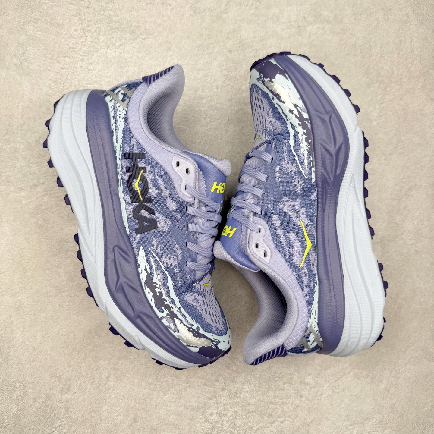 图片[3]-HOKA ONE ONE Stinson 7 ATR 斯廷森7代系列低帮全地形厚底轻量运动越野跑鞋 HOKA ONE ONE总是以独特的方式 Stinson ATR 主打整个HOKA系列中最出色最厚中底设计 堪称名副其实的“减震王” 这一款多功能全地形跑鞋采用以废旧塑料制成的尤尼菲 Reprieve再生面料 比其前代产品的重量更轻、稳定性更高 与鞋带一体化设计的全新孔眼可提供独立的支撑 精心打磨的后跟鞋口圈可带来松软契合的舒适脚感 而紧密分布的凸耳则可以确保绝佳的稳定性 尺码：36 36.5 37.5 38 38.5 39 40 40.5 41 42 42.5 43 44 44.5 45-选品中心