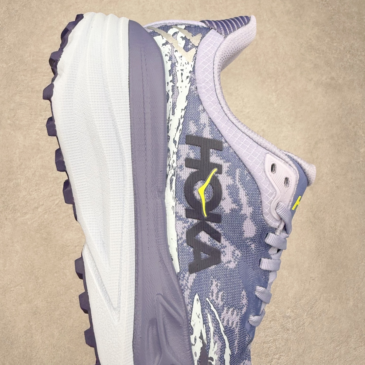 图片[6]-HOKA ONE ONE Stinson 7 ATR 斯廷森7代系列低帮全地形厚底轻量运动越野跑鞋 HOKA ONE ONE总是以独特的方式 Stinson ATR 主打整个HOKA系列中最出色最厚中底设计 堪称名副其实的“减震王” 这一款多功能全地形跑鞋采用以废旧塑料制成的尤尼菲 Reprieve再生面料 比其前代产品的重量更轻、稳定性更高 与鞋带一体化设计的全新孔眼可提供独立的支撑 精心打磨的后跟鞋口圈可带来松软契合的舒适脚感 而紧密分布的凸耳则可以确保绝佳的稳定性 尺码：36 36.5 37.5 38 38.5 39 40 40.5 41 42 42.5 43 44 44.5 45-选品中心