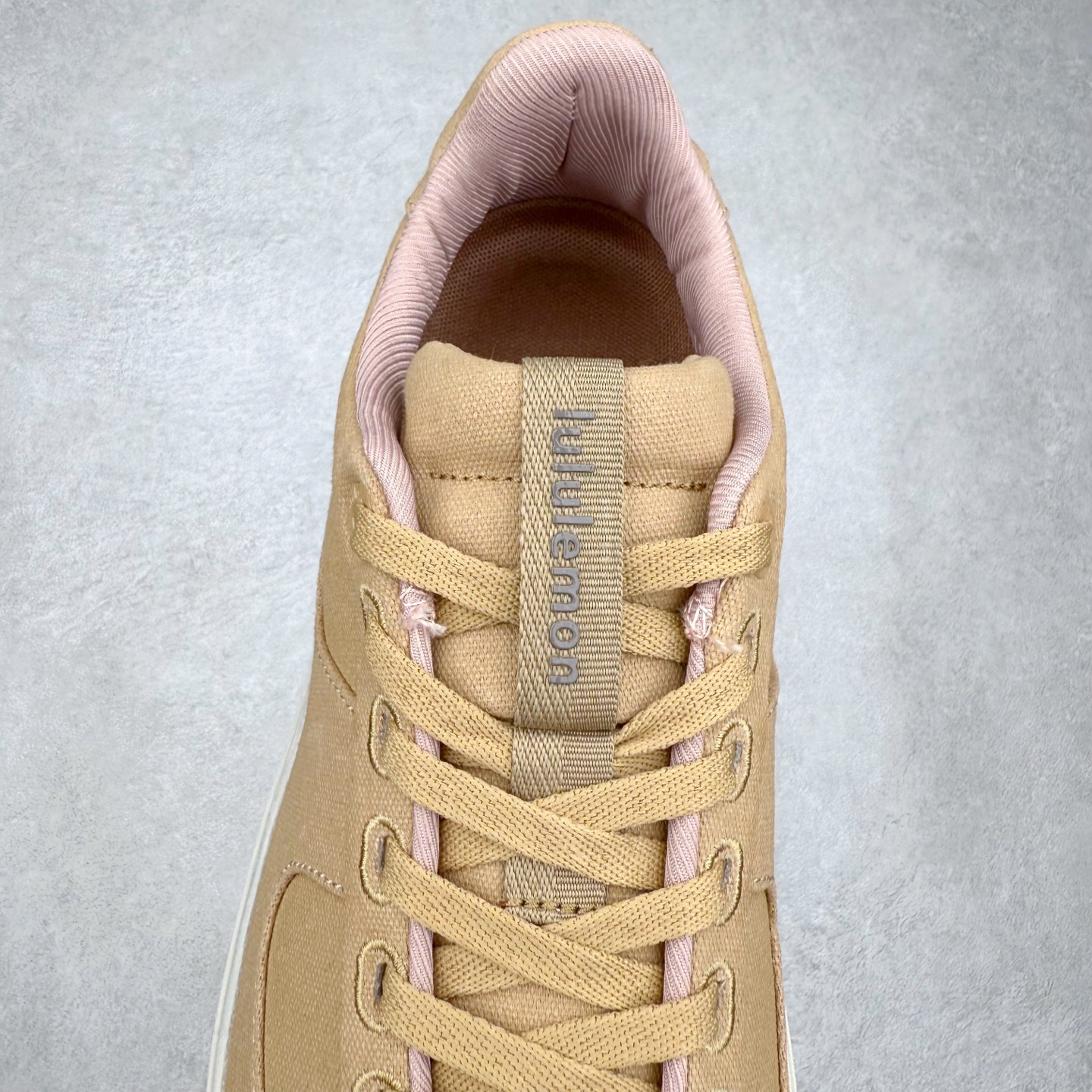 图片[5]-＃GD广顶 lululemon Cityverse 露露乐檬极简主义减震耐磨低帮生活休闲鞋 Cityverse将运动性能融入经典休闲鞋中，中底提供出色缓震，并贴合足部曲线，带来全天候的舒适感。鞋面采用两种材质拼接，且前半部分采用热熔压胶处理，无任何缝线，保留了鞋身整体性。模制泡沫的鞋垫带来上乘的脚感，在平日休闲穿着时不会磨脚，也能提供轻质软弹的效果。25年来，lululemon一直秉持“感受为先”的设计理念，并相信更好的感受带来更好的表现。此次男鞋的设计亦是如此。投入多年研究，针对男性在不同运动场景中的脚步形态设计了不同鞋履款式。同时，还进行了生物力学与形态学研究，为“他”带来更好的贴合度和感受。尺码：36 36.5 37.5 38 38.5 39 40 40.5 41 42 42.5 43 44 44.5 45-选品中心