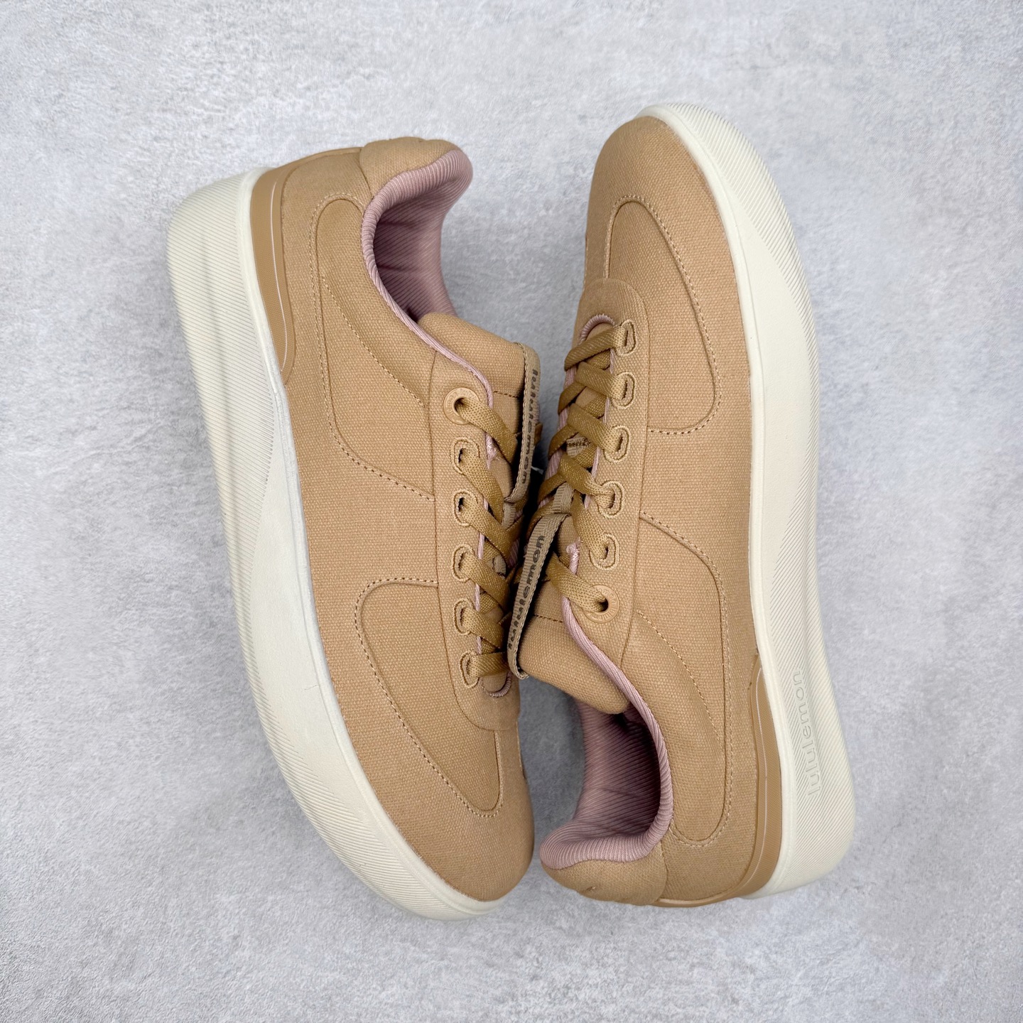 图片[3]-＃GD广顶 lululemon Cityverse 露露乐檬极简主义减震耐磨低帮生活休闲鞋 Cityverse将运动性能融入经典休闲鞋中，中底提供出色缓震，并贴合足部曲线，带来全天候的舒适感。鞋面采用两种材质拼接，且前半部分采用热熔压胶处理，无任何缝线，保留了鞋身整体性。模制泡沫的鞋垫带来上乘的脚感，在平日休闲穿着时不会磨脚，也能提供轻质软弹的效果。25年来，lululemon一直秉持“感受为先”的设计理念，并相信更好的感受带来更好的表现。此次男鞋的设计亦是如此。投入多年研究，针对男性在不同运动场景中的脚步形态设计了不同鞋履款式。同时，还进行了生物力学与形态学研究，为“他”带来更好的贴合度和感受。尺码：36 36.5 37.5 38 38.5 39 40 40.5 41 42 42.5 43 44 44.5 45-选品中心