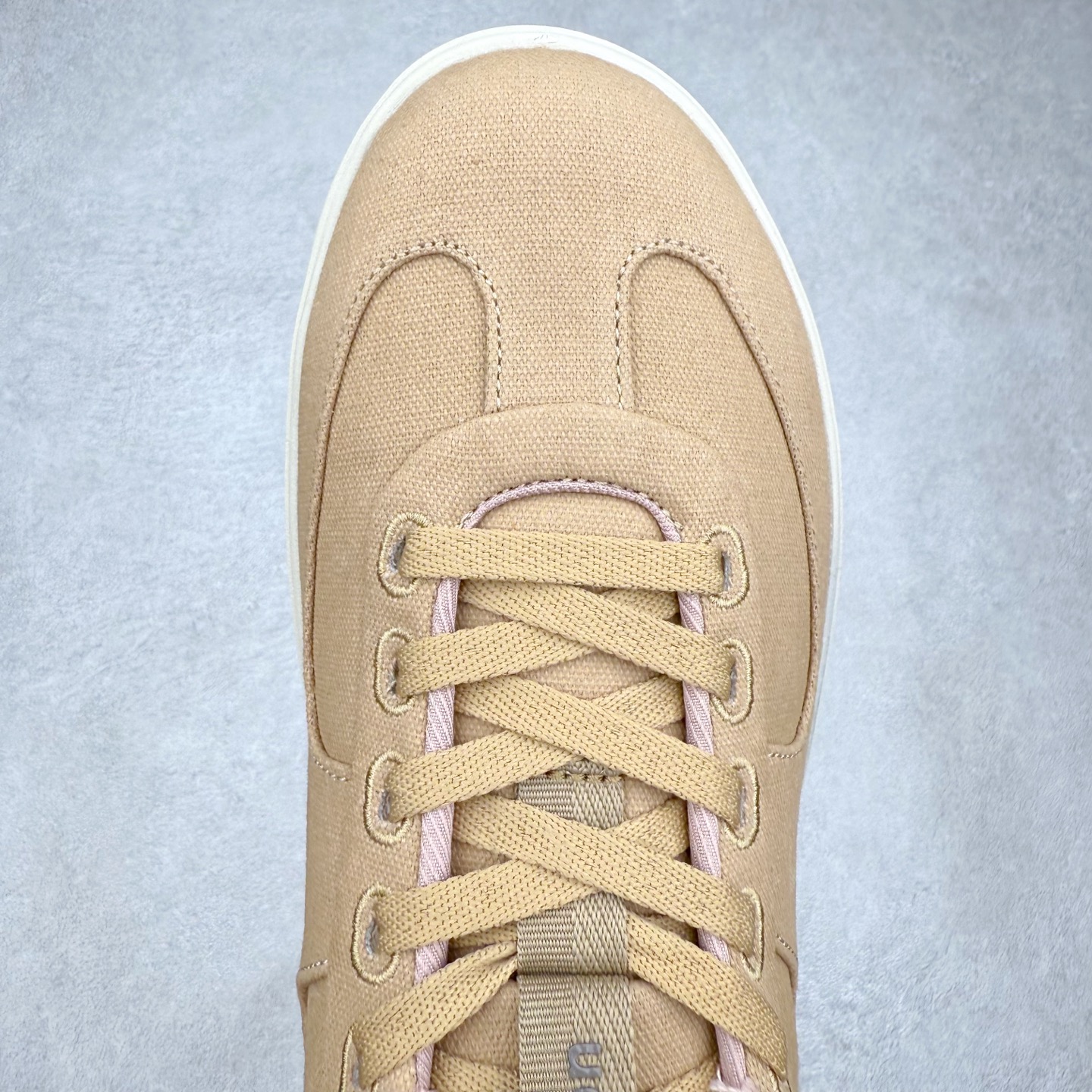 图片[4]-＃GD广顶 lululemon Cityverse 露露乐檬极简主义减震耐磨低帮生活休闲鞋 Cityverse将运动性能融入经典休闲鞋中，中底提供出色缓震，并贴合足部曲线，带来全天候的舒适感。鞋面采用两种材质拼接，且前半部分采用热熔压胶处理，无任何缝线，保留了鞋身整体性。模制泡沫的鞋垫带来上乘的脚感，在平日休闲穿着时不会磨脚，也能提供轻质软弹的效果。25年来，lululemon一直秉持“感受为先”的设计理念，并相信更好的感受带来更好的表现。此次男鞋的设计亦是如此。投入多年研究，针对男性在不同运动场景中的脚步形态设计了不同鞋履款式。同时，还进行了生物力学与形态学研究，为“他”带来更好的贴合度和感受。尺码：36 36.5 37.5 38 38.5 39 40 40.5 41 42 42.5 43 44 44.5 45-选品中心