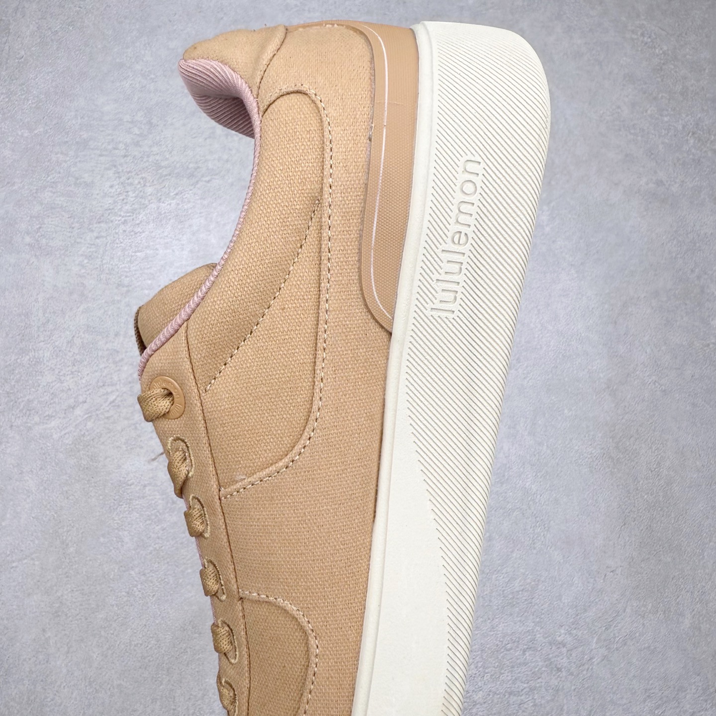 图片[7]-＃GD广顶 lululemon Cityverse 露露乐檬极简主义减震耐磨低帮生活休闲鞋 Cityverse将运动性能融入经典休闲鞋中，中底提供出色缓震，并贴合足部曲线，带来全天候的舒适感。鞋面采用两种材质拼接，且前半部分采用热熔压胶处理，无任何缝线，保留了鞋身整体性。模制泡沫的鞋垫带来上乘的脚感，在平日休闲穿着时不会磨脚，也能提供轻质软弹的效果。25年来，lululemon一直秉持“感受为先”的设计理念，并相信更好的感受带来更好的表现。此次男鞋的设计亦是如此。投入多年研究，针对男性在不同运动场景中的脚步形态设计了不同鞋履款式。同时，还进行了生物力学与形态学研究，为“他”带来更好的贴合度和感受。尺码：36 36.5 37.5 38 38.5 39 40 40.5 41 42 42.5 43 44 44.5 45-选品中心