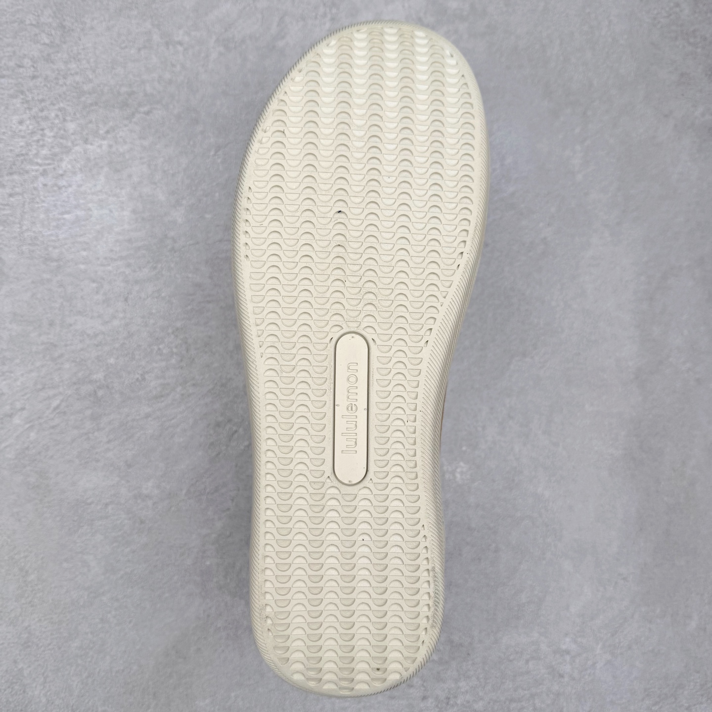 图片[9]-＃GD广顶 lululemon Cityverse 露露乐檬极简主义减震耐磨低帮生活休闲鞋 Cityverse将运动性能融入经典休闲鞋中，中底提供出色缓震，并贴合足部曲线，带来全天候的舒适感。鞋面采用两种材质拼接，且前半部分采用热熔压胶处理，无任何缝线，保留了鞋身整体性。模制泡沫的鞋垫带来上乘的脚感，在平日休闲穿着时不会磨脚，也能提供轻质软弹的效果。25年来，lululemon一直秉持“感受为先”的设计理念，并相信更好的感受带来更好的表现。此次男鞋的设计亦是如此。投入多年研究，针对男性在不同运动场景中的脚步形态设计了不同鞋履款式。同时，还进行了生物力学与形态学研究，为“他”带来更好的贴合度和感受。尺码：36 36.5 37.5 38 38.5 39 40 40.5 41 42 42.5 43 44 44.5 45-选品中心