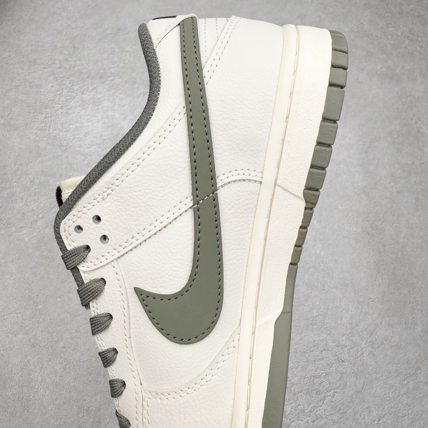 图片[7]-＃YC纯原 NK Dunk Low 乌竹绿 WG0508-043 此款以东方墨竹为灵感，静墨生潮，青竹为锋，以现代设计语言重构经典。鞋身选取米白荔枝纹作为基调，简约中暗藏细腻层次。墨绿Swoosh仿佛竹枝破墨而出，为整体设计注入自然生机。以竹为韵，型格自显，这种克制却高级的色彩叙事，恰似竹之生长——不争喧哗，自有风骨。定制系列天花板 无原鞋不开发 全系列得物原鞋一比一校对开发 配色持续更新中 终端对接 优势输出 全套原厂楦头原纸板数据档案倾力打造 原汁原味莞产 极致还原 圈内最强针车工艺 高端零售指定版 广东原厂配套原盒原标 鞋盒分三个尺码段 原厂冲刀 超高清洁度 全鞋零毛边皮料切割 采用原厂百宏鞋带以及原厂百宏织唛舌标 内标可供原厂几率过验 进口原装条纹中底布 四线拉帮白色点胶 原厂拉帮手法遵循公司 原厂电绣 极致还原 尺码：36 36.5 37.5 38 38.5 39 40 40.5 41 42 42.5 43 44 44.5 45 46-选品中心