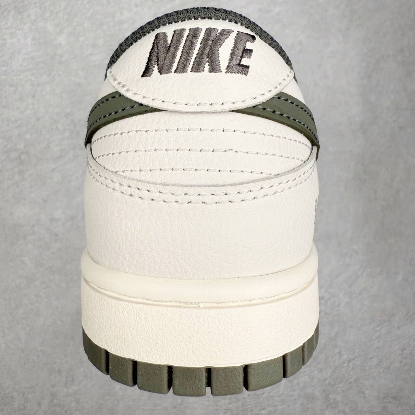 图片[8]-＃YC纯原 NK Dunk Low 乌竹绿 WG0508-043 此款以东方墨竹为灵感，静墨生潮，青竹为锋，以现代设计语言重构经典。鞋身选取米白荔枝纹作为基调，简约中暗藏细腻层次。墨绿Swoosh仿佛竹枝破墨而出，为整体设计注入自然生机。以竹为韵，型格自显，这种克制却高级的色彩叙事，恰似竹之生长——不争喧哗，自有风骨。定制系列天花板 无原鞋不开发 全系列得物原鞋一比一校对开发 配色持续更新中 终端对接 优势输出 全套原厂楦头原纸板数据档案倾力打造 原汁原味莞产 极致还原 圈内最强针车工艺 高端零售指定版 广东原厂配套原盒原标 鞋盒分三个尺码段 原厂冲刀 超高清洁度 全鞋零毛边皮料切割 采用原厂百宏鞋带以及原厂百宏织唛舌标 内标可供原厂几率过验 进口原装条纹中底布 四线拉帮白色点胶 原厂拉帮手法遵循公司 原厂电绣 极致还原 尺码：36 36.5 37.5 38 38.5 39 40 40.5 41 42 42.5 43 44 44.5 45 46-选品中心