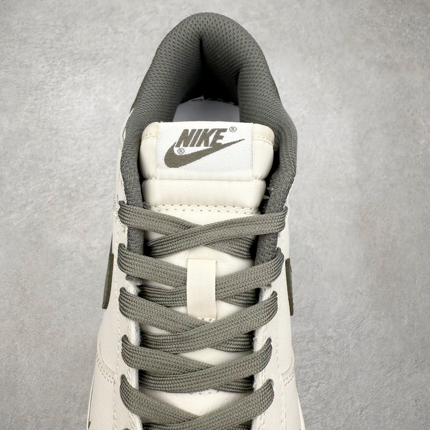 图片[5]-＃YC纯原 NK Dunk Low 乌竹绿 WG0508-043 此款以东方墨竹为灵感，静墨生潮，青竹为锋，以现代设计语言重构经典。鞋身选取米白荔枝纹作为基调，简约中暗藏细腻层次。墨绿Swoosh仿佛竹枝破墨而出，为整体设计注入自然生机。以竹为韵，型格自显，这种克制却高级的色彩叙事，恰似竹之生长——不争喧哗，自有风骨。定制系列天花板 无原鞋不开发 全系列得物原鞋一比一校对开发 配色持续更新中 终端对接 优势输出 全套原厂楦头原纸板数据档案倾力打造 原汁原味莞产 极致还原 圈内最强针车工艺 高端零售指定版 广东原厂配套原盒原标 鞋盒分三个尺码段 原厂冲刀 超高清洁度 全鞋零毛边皮料切割 采用原厂百宏鞋带以及原厂百宏织唛舌标 内标可供原厂几率过验 进口原装条纹中底布 四线拉帮白色点胶 原厂拉帮手法遵循公司 原厂电绣 极致还原 尺码：36 36.5 37.5 38 38.5 39 40 40.5 41 42 42.5 43 44 44.5 45 46-选品中心