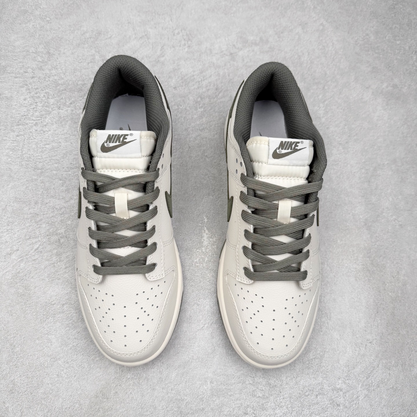 图片[2]-＃YC纯原 NK Dunk Low 乌竹绿 WG0508-043 此款以东方墨竹为灵感，静墨生潮，青竹为锋，以现代设计语言重构经典。鞋身选取米白荔枝纹作为基调，简约中暗藏细腻层次。墨绿Swoosh仿佛竹枝破墨而出，为整体设计注入自然生机。以竹为韵，型格自显，这种克制却高级的色彩叙事，恰似竹之生长——不争喧哗，自有风骨。定制系列天花板 无原鞋不开发 全系列得物原鞋一比一校对开发 配色持续更新中 终端对接 优势输出 全套原厂楦头原纸板数据档案倾力打造 原汁原味莞产 极致还原 圈内最强针车工艺 高端零售指定版 广东原厂配套原盒原标 鞋盒分三个尺码段 原厂冲刀 超高清洁度 全鞋零毛边皮料切割 采用原厂百宏鞋带以及原厂百宏织唛舌标 内标可供原厂几率过验 进口原装条纹中底布 四线拉帮白色点胶 原厂拉帮手法遵循公司 原厂电绣 极致还原 尺码：36 36.5 37.5 38 38.5 39 40 40.5 41 42 42.5 43 44 44.5 45 46-选品中心