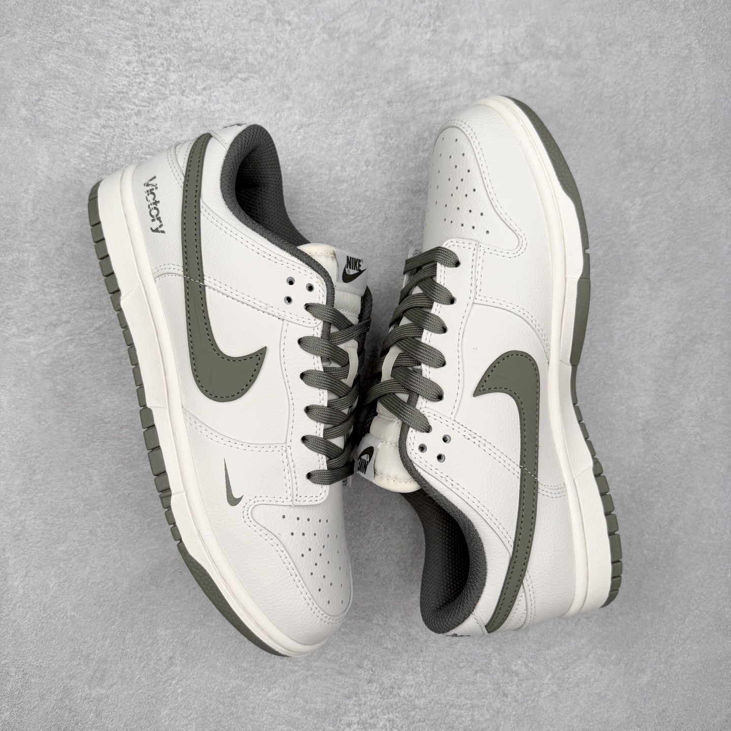 图片[3]-＃YC纯原 NK Dunk Low 乌竹绿 WG0508-043 此款以东方墨竹为灵感，静墨生潮，青竹为锋，以现代设计语言重构经典。鞋身选取米白荔枝纹作为基调，简约中暗藏细腻层次。墨绿Swoosh仿佛竹枝破墨而出，为整体设计注入自然生机。以竹为韵，型格自显，这种克制却高级的色彩叙事，恰似竹之生长——不争喧哗，自有风骨。定制系列天花板 无原鞋不开发 全系列得物原鞋一比一校对开发 配色持续更新中 终端对接 优势输出 全套原厂楦头原纸板数据档案倾力打造 原汁原味莞产 极致还原 圈内最强针车工艺 高端零售指定版 广东原厂配套原盒原标 鞋盒分三个尺码段 原厂冲刀 超高清洁度 全鞋零毛边皮料切割 采用原厂百宏鞋带以及原厂百宏织唛舌标 内标可供原厂几率过验 进口原装条纹中底布 四线拉帮白色点胶 原厂拉帮手法遵循公司 原厂电绣 极致还原 尺码：36 36.5 37.5 38 38.5 39 40 40.5 41 42 42.5 43 44 44.5 45 46-选品中心