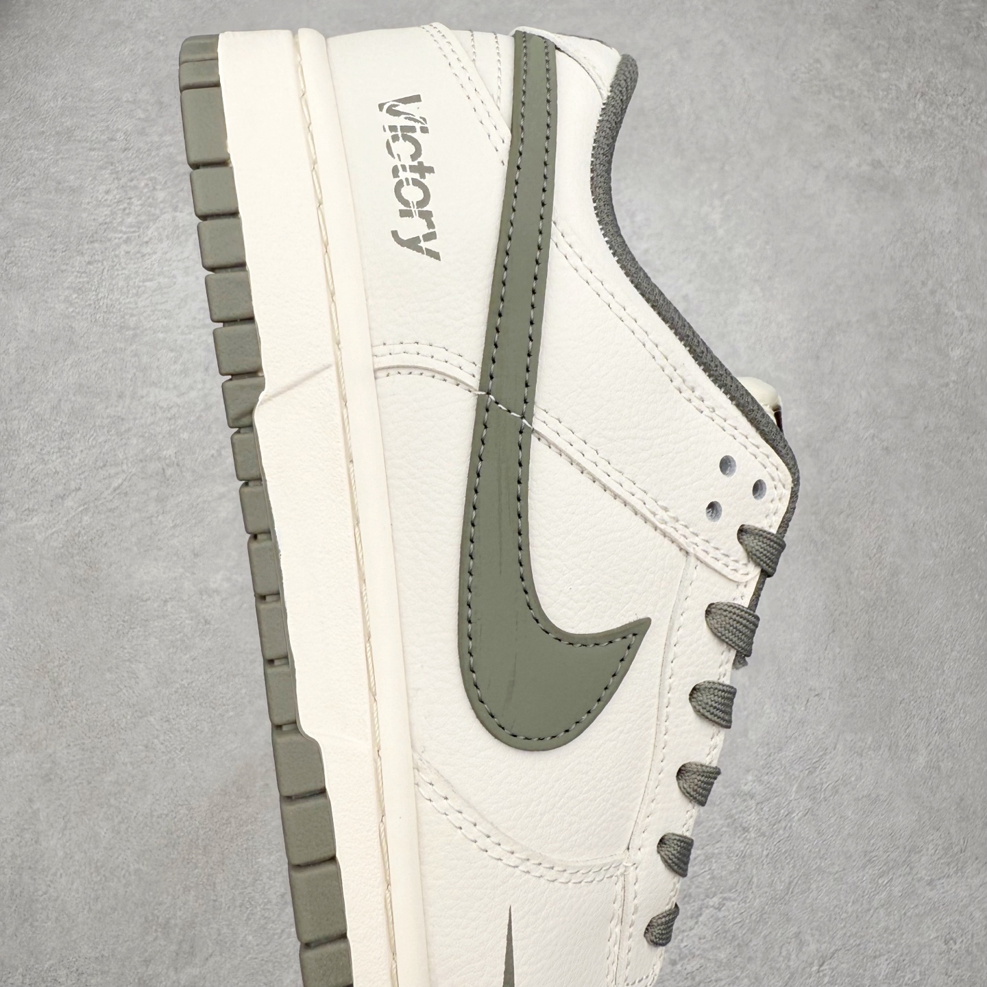 图片[6]-＃YC纯原 NK Dunk Low 乌竹绿 WG0508-043 此款以东方墨竹为灵感，静墨生潮，青竹为锋，以现代设计语言重构经典。鞋身选取米白荔枝纹作为基调，简约中暗藏细腻层次。墨绿Swoosh仿佛竹枝破墨而出，为整体设计注入自然生机。以竹为韵，型格自显，这种克制却高级的色彩叙事，恰似竹之生长——不争喧哗，自有风骨。定制系列天花板 无原鞋不开发 全系列得物原鞋一比一校对开发 配色持续更新中 终端对接 优势输出 全套原厂楦头原纸板数据档案倾力打造 原汁原味莞产 极致还原 圈内最强针车工艺 高端零售指定版 广东原厂配套原盒原标 鞋盒分三个尺码段 原厂冲刀 超高清洁度 全鞋零毛边皮料切割 采用原厂百宏鞋带以及原厂百宏织唛舌标 内标可供原厂几率过验 进口原装条纹中底布 四线拉帮白色点胶 原厂拉帮手法遵循公司 原厂电绣 极致还原 尺码：36 36.5 37.5 38 38.5 39 40 40.5 41 42 42.5 43 44 44.5 45 46-选品中心