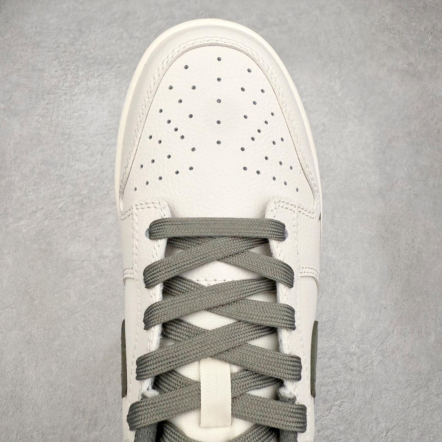 图片[4]-＃YC纯原 NK Dunk Low 乌竹绿 WG0508-043 此款以东方墨竹为灵感，静墨生潮，青竹为锋，以现代设计语言重构经典。鞋身选取米白荔枝纹作为基调，简约中暗藏细腻层次。墨绿Swoosh仿佛竹枝破墨而出，为整体设计注入自然生机。以竹为韵，型格自显，这种克制却高级的色彩叙事，恰似竹之生长——不争喧哗，自有风骨。定制系列天花板 无原鞋不开发 全系列得物原鞋一比一校对开发 配色持续更新中 终端对接 优势输出 全套原厂楦头原纸板数据档案倾力打造 原汁原味莞产 极致还原 圈内最强针车工艺 高端零售指定版 广东原厂配套原盒原标 鞋盒分三个尺码段 原厂冲刀 超高清洁度 全鞋零毛边皮料切割 采用原厂百宏鞋带以及原厂百宏织唛舌标 内标可供原厂几率过验 进口原装条纹中底布 四线拉帮白色点胶 原厂拉帮手法遵循公司 原厂电绣 极致还原 尺码：36 36.5 37.5 38 38.5 39 40 40.5 41 42 42.5 43 44 44.5 45 46-选品中心