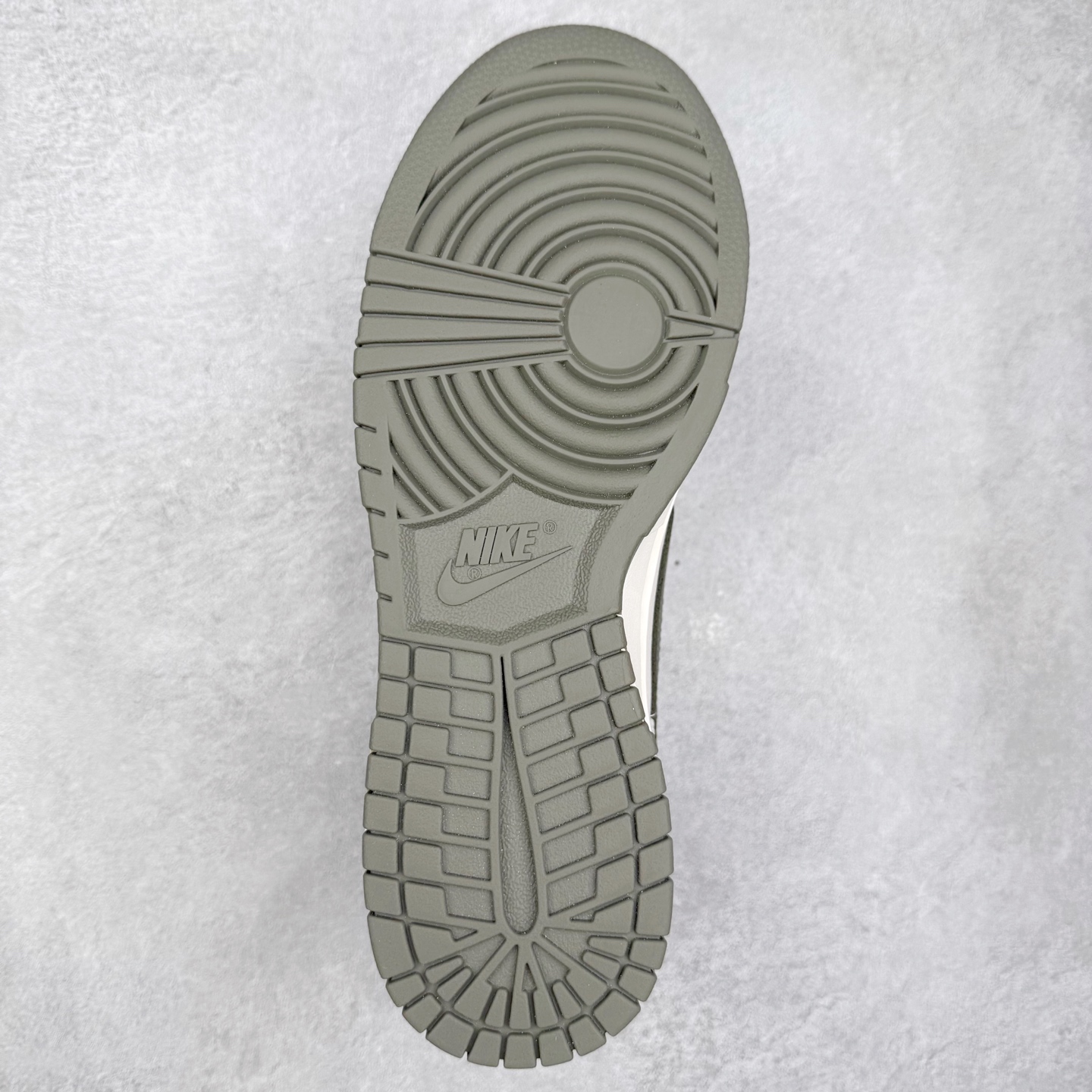 图片[9]-＃YC纯原 NK Dunk Low 乌竹绿 WG0508-043 此款以东方墨竹为灵感，静墨生潮，青竹为锋，以现代设计语言重构经典。鞋身选取米白荔枝纹作为基调，简约中暗藏细腻层次。墨绿Swoosh仿佛竹枝破墨而出，为整体设计注入自然生机。以竹为韵，型格自显，这种克制却高级的色彩叙事，恰似竹之生长——不争喧哗，自有风骨。定制系列天花板 无原鞋不开发 全系列得物原鞋一比一校对开发 配色持续更新中 终端对接 优势输出 全套原厂楦头原纸板数据档案倾力打造 原汁原味莞产 极致还原 圈内最强针车工艺 高端零售指定版 广东原厂配套原盒原标 鞋盒分三个尺码段 原厂冲刀 超高清洁度 全鞋零毛边皮料切割 采用原厂百宏鞋带以及原厂百宏织唛舌标 内标可供原厂几率过验 进口原装条纹中底布 四线拉帮白色点胶 原厂拉帮手法遵循公司 原厂电绣 极致还原 尺码：36 36.5 37.5 38 38.5 39 40 40.5 41 42 42.5 43 44 44.5 45 46-选品中心