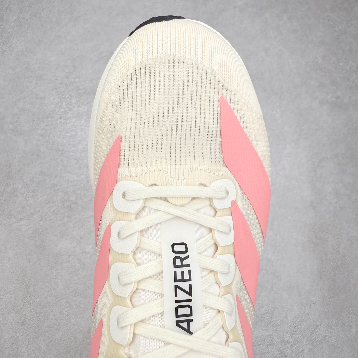 图片[4]-AD Adizero EVO SL 马拉松竞速专业跑鞋 JS4459 CELERMESH针织网面非常轻薄 纤维间的缝隙很大 可以保证跑步时的透气、排汗效果 鞋舌直接与两侧的内衬和鞋底连接在一起 在跑步过程中不会被鞋舌的左右移动所困扰 在标准鞋带孔的基础上再拓宽一组鞋带孔 适合不同脚型的需求 突破性 EnergyRods 技术，有助于跑者实现更好的成绩 中底独特的LIGHTSTRIKE PRO泡棉材质 微弹感觉在跑步过程中给予了良好的支撑体验 对于顶级精英和高水平进阶跑者来说 ADIOS PRO是一双值得信赖的竞速比赛用鞋 尺码：36 36.5 37.5 38 38.5 39 40 40.5 41 42 42.5 43 44 44.5 45-选品中心