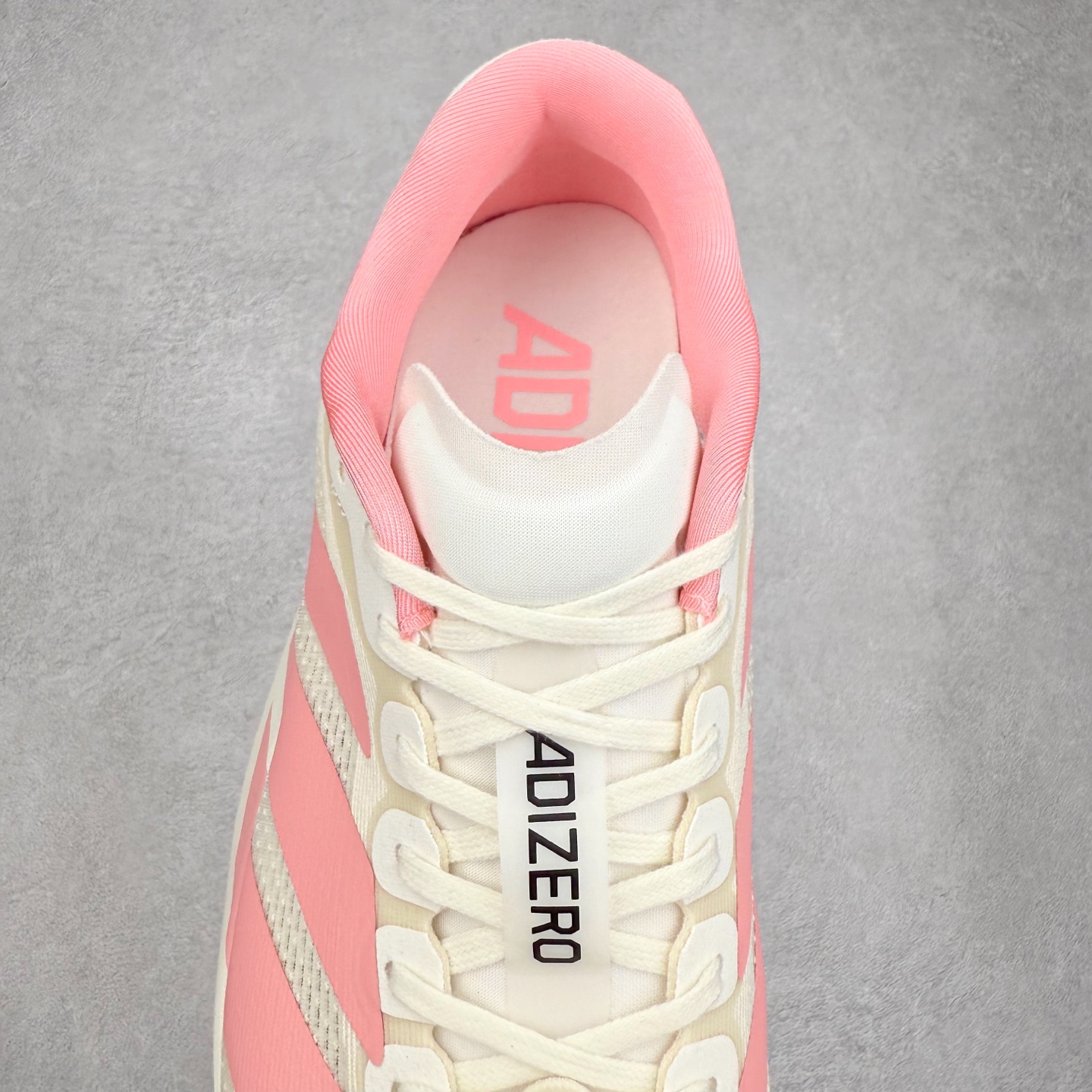 图片[5]-AD Adizero EVO SL 马拉松竞速专业跑鞋 JS4459 CELERMESH针织网面非常轻薄 纤维间的缝隙很大 可以保证跑步时的透气、排汗效果 鞋舌直接与两侧的内衬和鞋底连接在一起 在跑步过程中不会被鞋舌的左右移动所困扰 在标准鞋带孔的基础上再拓宽一组鞋带孔 适合不同脚型的需求 突破性 EnergyRods 技术，有助于跑者实现更好的成绩 中底独特的LIGHTSTRIKE PRO泡棉材质 微弹感觉在跑步过程中给予了良好的支撑体验 对于顶级精英和高水平进阶跑者来说 ADIOS PRO是一双值得信赖的竞速比赛用鞋 尺码：36 36.5 37.5 38 38.5 39 40 40.5 41 42 42.5 43 44 44.5 45-选品中心