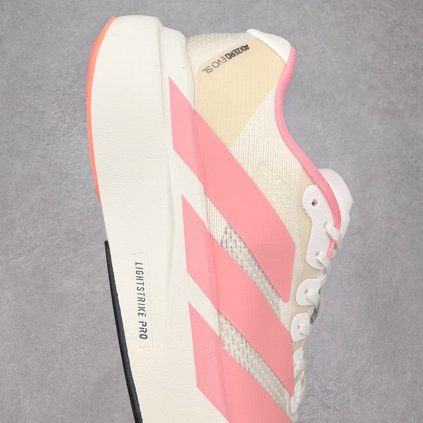 图片[6]-AD Adizero EVO SL 马拉松竞速专业跑鞋 JS4459 CELERMESH针织网面非常轻薄 纤维间的缝隙很大 可以保证跑步时的透气、排汗效果 鞋舌直接与两侧的内衬和鞋底连接在一起 在跑步过程中不会被鞋舌的左右移动所困扰 在标准鞋带孔的基础上再拓宽一组鞋带孔 适合不同脚型的需求 突破性 EnergyRods 技术，有助于跑者实现更好的成绩 中底独特的LIGHTSTRIKE PRO泡棉材质 微弹感觉在跑步过程中给予了良好的支撑体验 对于顶级精英和高水平进阶跑者来说 ADIOS PRO是一双值得信赖的竞速比赛用鞋 尺码：36 36.5 37.5 38 38.5 39 40 40.5 41 42 42.5 43 44 44.5 45-选品中心