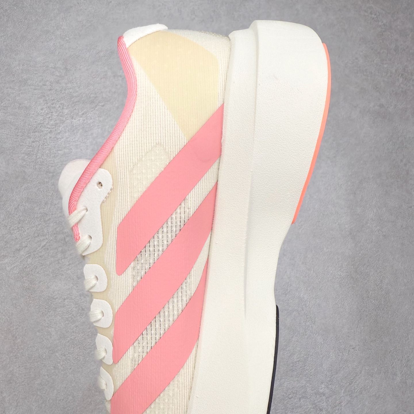 图片[7]-AD Adizero EVO SL 马拉松竞速专业跑鞋 JS4459 CELERMESH针织网面非常轻薄 纤维间的缝隙很大 可以保证跑步时的透气、排汗效果 鞋舌直接与两侧的内衬和鞋底连接在一起 在跑步过程中不会被鞋舌的左右移动所困扰 在标准鞋带孔的基础上再拓宽一组鞋带孔 适合不同脚型的需求 突破性 EnergyRods 技术，有助于跑者实现更好的成绩 中底独特的LIGHTSTRIKE PRO泡棉材质 微弹感觉在跑步过程中给予了良好的支撑体验 对于顶级精英和高水平进阶跑者来说 ADIOS PRO是一双值得信赖的竞速比赛用鞋 尺码：36 36.5 37.5 38 38.5 39 40 40.5 41 42 42.5 43 44 44.5 45-选品中心