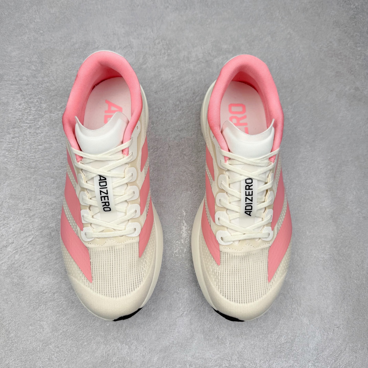 图片[2]-AD Adizero EVO SL 马拉松竞速专业跑鞋 JS4459 CELERMESH针织网面非常轻薄 纤维间的缝隙很大 可以保证跑步时的透气、排汗效果 鞋舌直接与两侧的内衬和鞋底连接在一起 在跑步过程中不会被鞋舌的左右移动所困扰 在标准鞋带孔的基础上再拓宽一组鞋带孔 适合不同脚型的需求 突破性 EnergyRods 技术，有助于跑者实现更好的成绩 中底独特的LIGHTSTRIKE PRO泡棉材质 微弹感觉在跑步过程中给予了良好的支撑体验 对于顶级精英和高水平进阶跑者来说 ADIOS PRO是一双值得信赖的竞速比赛用鞋 尺码：36 36.5 37.5 38 38.5 39 40 40.5 41 42 42.5 43 44 44.5 45-选品中心