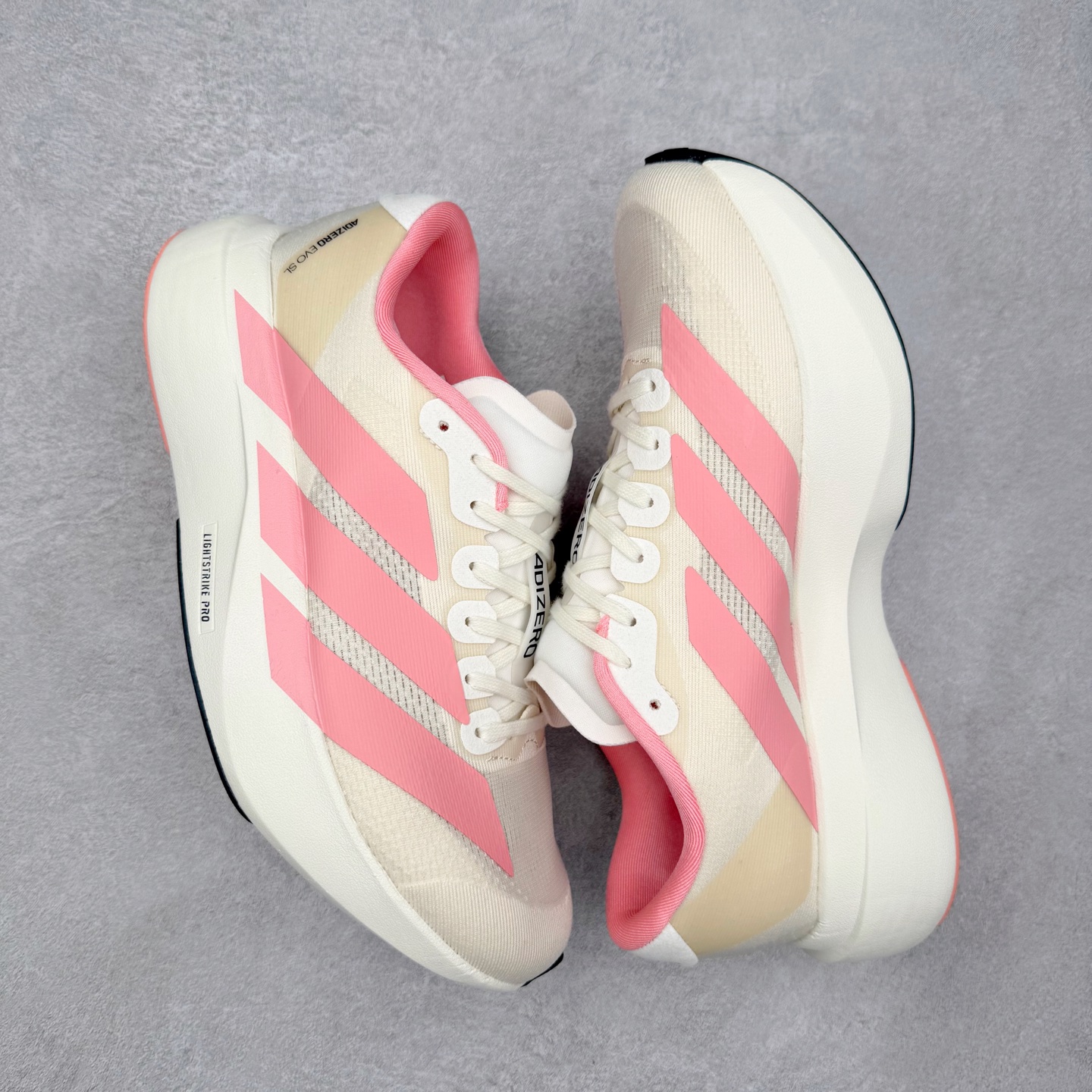 图片[3]-AD Adizero EVO SL 马拉松竞速专业跑鞋 JS4459 CELERMESH针织网面非常轻薄 纤维间的缝隙很大 可以保证跑步时的透气、排汗效果 鞋舌直接与两侧的内衬和鞋底连接在一起 在跑步过程中不会被鞋舌的左右移动所困扰 在标准鞋带孔的基础上再拓宽一组鞋带孔 适合不同脚型的需求 突破性 EnergyRods 技术，有助于跑者实现更好的成绩 中底独特的LIGHTSTRIKE PRO泡棉材质 微弹感觉在跑步过程中给予了良好的支撑体验 对于顶级精英和高水平进阶跑者来说 ADIOS PRO是一双值得信赖的竞速比赛用鞋 尺码：36 36.5 37.5 38 38.5 39 40 40.5 41 42 42.5 43 44 44.5 45-选品中心