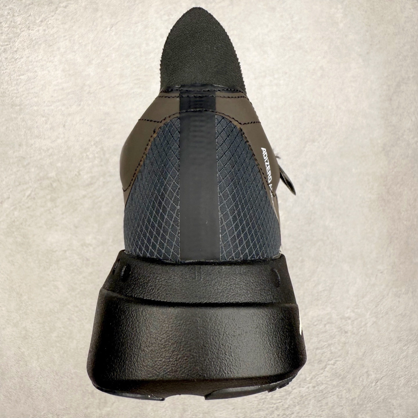 图片[8]-Y-3 Adizero Adios 9 时尚简约舒适潮流 织物耐磨低帮跑步鞋 JR6655 Y-3，这个由世界顶级设计师山本耀司（YohjiYamamoto）担任创意总监与adidas合作的全新品牌正式于2006春夏进入中国。品牌的Y代表YohjiYamamoto，而3则代表adidas三条线的logo。创意总监山本耀司将其个人品牌的简洁、极具设计感的风格融入Y-3，完美地给我们展现一个高档时尚的运动品牌形象。朴实与冷静是Y-3的基本形象概念。Y-3的时尚本质是运动的，被誉为“黑色魔法师\\\”的山本耀司使传统运动品牌adidas赫然跃上了Fashion的版面，运动装从此也登上大雅之堂。尺码：35.5 36 36.5 37 38 38.5 39 40 40.5 41 42 42.5 43 44 44.5 45-选品中心