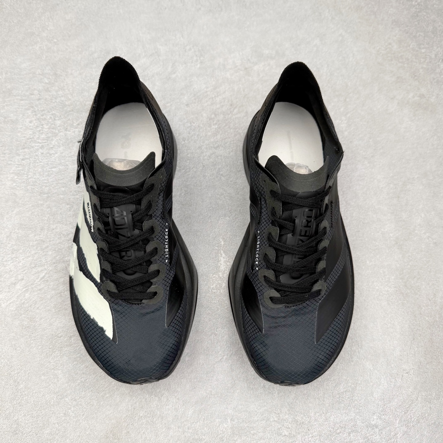 图片[2]-Y-3 Adizero Adios 9 时尚简约舒适潮流 织物耐磨低帮跑步鞋 JR6655 Y-3，这个由世界顶级设计师山本耀司（YohjiYamamoto）担任创意总监与adidas合作的全新品牌正式于2006春夏进入中国。品牌的Y代表YohjiYamamoto，而3则代表adidas三条线的logo。创意总监山本耀司将其个人品牌的简洁、极具设计感的风格融入Y-3，完美地给我们展现一个高档时尚的运动品牌形象。朴实与冷静是Y-3的基本形象概念。Y-3的时尚本质是运动的，被誉为“黑色魔法师\\\”的山本耀司使传统运动品牌adidas赫然跃上了Fashion的版面，运动装从此也登上大雅之堂。尺码：35.5 36 36.5 37 38 38.5 39 40 40.5 41 42 42.5 43 44 44.5 45-选品中心