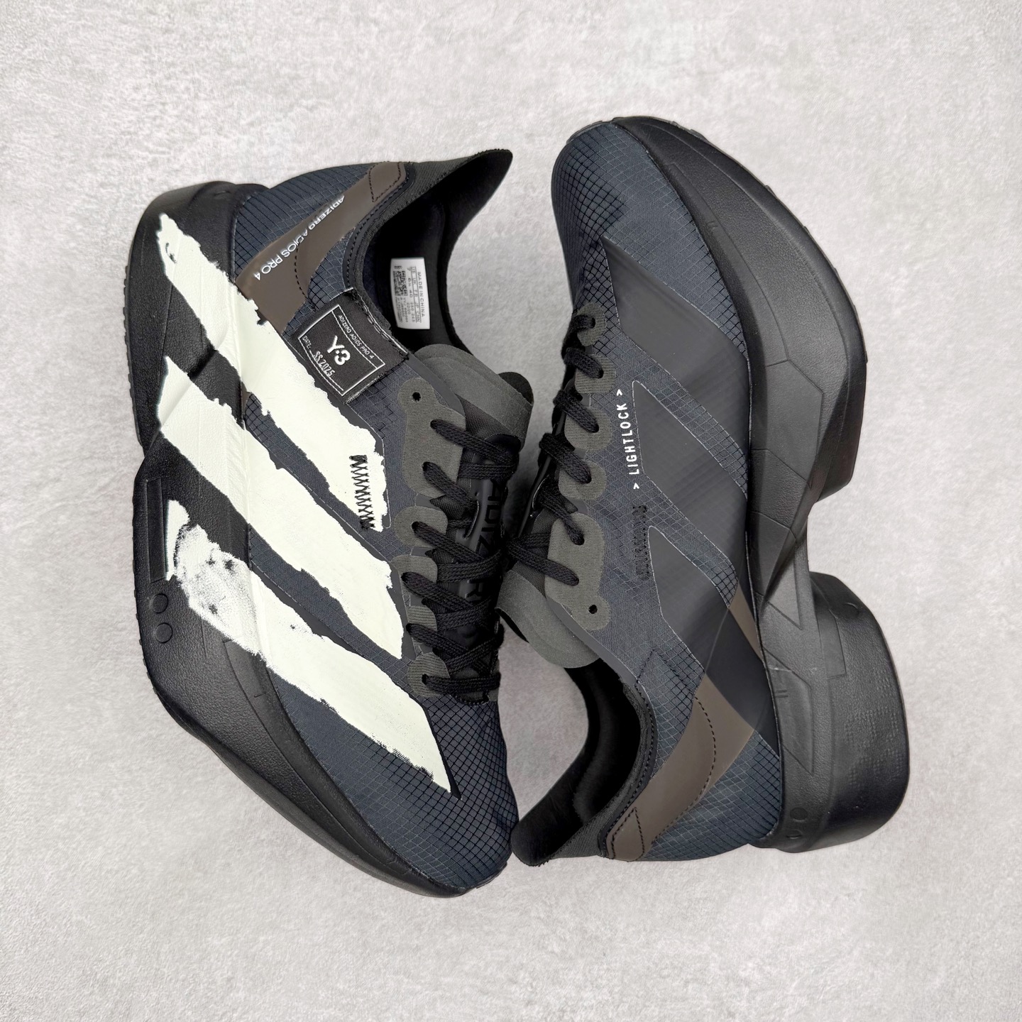 图片[3]-Y-3 Adizero Adios 9 时尚简约舒适潮流 织物耐磨低帮跑步鞋 JR6655 Y-3，这个由世界顶级设计师山本耀司（YohjiYamamoto）担任创意总监与adidas合作的全新品牌正式于2006春夏进入中国。品牌的Y代表YohjiYamamoto，而3则代表adidas三条线的logo。创意总监山本耀司将其个人品牌的简洁、极具设计感的风格融入Y-3，完美地给我们展现一个高档时尚的运动品牌形象。朴实与冷静是Y-3的基本形象概念。Y-3的时尚本质是运动的，被誉为“黑色魔法师\\\”的山本耀司使传统运动品牌adidas赫然跃上了Fashion的版面，运动装从此也登上大雅之堂。尺码：35.5 36 36.5 37 38 38.5 39 40 40.5 41 42 42.5 43 44 44.5 45-选品中心