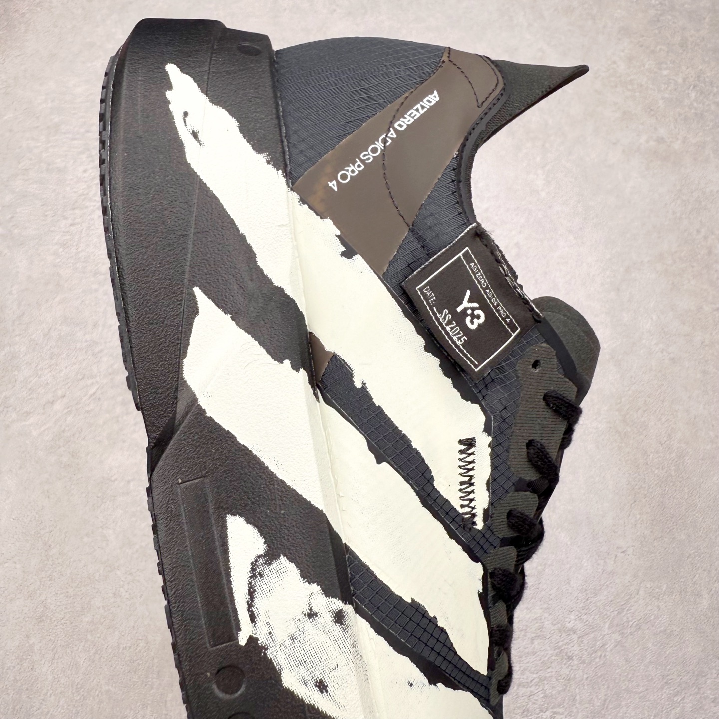 图片[6]-Y-3 Adizero Adios 9 时尚简约舒适潮流 织物耐磨低帮跑步鞋 JR6655 Y-3，这个由世界顶级设计师山本耀司（YohjiYamamoto）担任创意总监与adidas合作的全新品牌正式于2006春夏进入中国。品牌的Y代表YohjiYamamoto，而3则代表adidas三条线的logo。创意总监山本耀司将其个人品牌的简洁、极具设计感的风格融入Y-3，完美地给我们展现一个高档时尚的运动品牌形象。朴实与冷静是Y-3的基本形象概念。Y-3的时尚本质是运动的，被誉为“黑色魔法师\\\”的山本耀司使传统运动品牌adidas赫然跃上了Fashion的版面，运动装从此也登上大雅之堂。尺码：35.5 36 36.5 37 38 38.5 39 40 40.5 41 42 42.5 43 44 44.5 45-选品中心