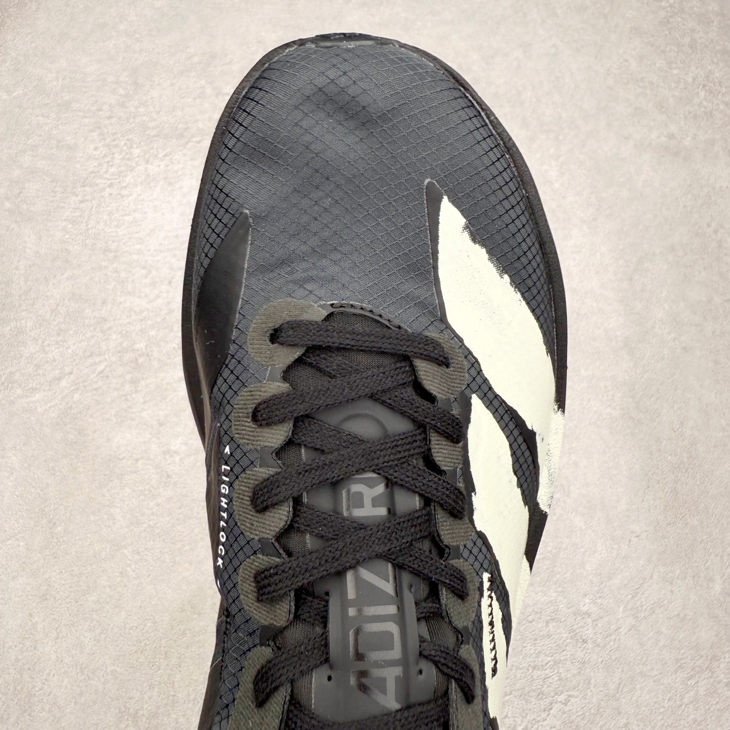 图片[4]-Y-3 Adizero Adios 9 时尚简约舒适潮流 织物耐磨低帮跑步鞋 JR6655 Y-3，这个由世界顶级设计师山本耀司（YohjiYamamoto）担任创意总监与adidas合作的全新品牌正式于2006春夏进入中国。品牌的Y代表YohjiYamamoto，而3则代表adidas三条线的logo。创意总监山本耀司将其个人品牌的简洁、极具设计感的风格融入Y-3，完美地给我们展现一个高档时尚的运动品牌形象。朴实与冷静是Y-3的基本形象概念。Y-3的时尚本质是运动的，被誉为“黑色魔法师\\\”的山本耀司使传统运动品牌adidas赫然跃上了Fashion的版面，运动装从此也登上大雅之堂。尺码：35.5 36 36.5 37 38 38.5 39 40 40.5 41 42 42.5 43 44 44.5 45-选品中心