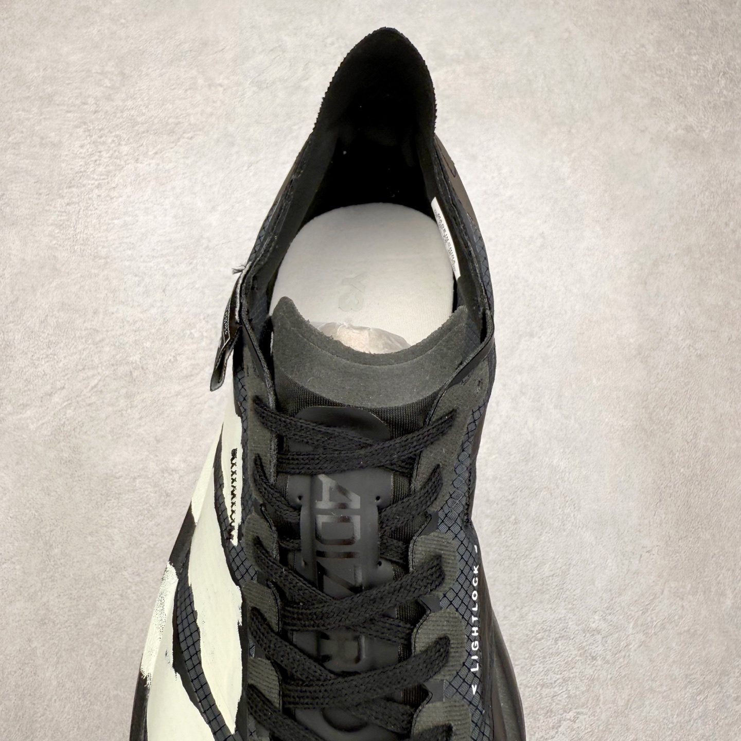 图片[5]-Y-3 Adizero Adios 9 时尚简约舒适潮流 织物耐磨低帮跑步鞋 JR6655 Y-3，这个由世界顶级设计师山本耀司（YohjiYamamoto）担任创意总监与adidas合作的全新品牌正式于2006春夏进入中国。品牌的Y代表YohjiYamamoto，而3则代表adidas三条线的logo。创意总监山本耀司将其个人品牌的简洁、极具设计感的风格融入Y-3，完美地给我们展现一个高档时尚的运动品牌形象。朴实与冷静是Y-3的基本形象概念。Y-3的时尚本质是运动的，被誉为“黑色魔法师\\\”的山本耀司使传统运动品牌adidas赫然跃上了Fashion的版面，运动装从此也登上大雅之堂。尺码：35.5 36 36.5 37 38 38.5 39 40 40.5 41 42 42.5 43 44 44.5 45-选品中心