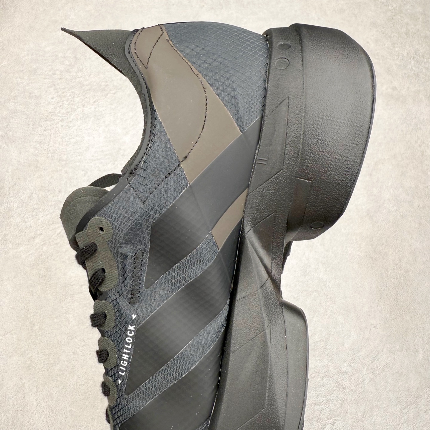 图片[7]-Y-3 Adizero Adios 9 时尚简约舒适潮流 织物耐磨低帮跑步鞋 JR6655 Y-3，这个由世界顶级设计师山本耀司（YohjiYamamoto）担任创意总监与adidas合作的全新品牌正式于2006春夏进入中国。品牌的Y代表YohjiYamamoto，而3则代表adidas三条线的logo。创意总监山本耀司将其个人品牌的简洁、极具设计感的风格融入Y-3，完美地给我们展现一个高档时尚的运动品牌形象。朴实与冷静是Y-3的基本形象概念。Y-3的时尚本质是运动的，被誉为“黑色魔法师\\\”的山本耀司使传统运动品牌adidas赫然跃上了Fashion的版面，运动装从此也登上大雅之堂。尺码：35.5 36 36.5 37 38 38.5 39 40 40.5 41 42 42.5 43 44 44.5 45-选品中心