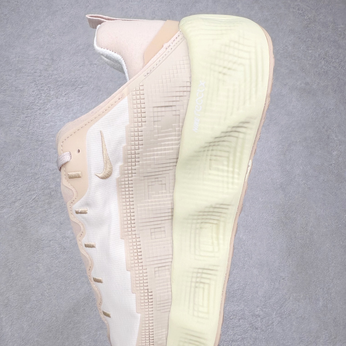 图片[7]-HYEIN SEO x NK Ava Rover 百搭舒适耐磨低帮跑步鞋 男女同款 流线型轮廓，通过轻薄物料鞋面结合 TPU 网格状支撑示人，增厚的中底材质选用 ReactX 加持，华夫外底收尾。鞋垫与后跟鞋提，克制点缀 Hyein Seo 字样。鞋垫与鞋提则采用菱形格纹的变化元素呈现。实拍调校N版已经零色差零失真 百分百还原实物色彩所见即所得 不存在货不对板色差等低级问题 选购参考实物拍摄 不混卖不参货 只用心做好货严格选品 承诺混一赔十 尺码：36 36.5 37.5 38 38.5 39 40 40.5 41 42 42.5 43 44 44.5 45-选品中心