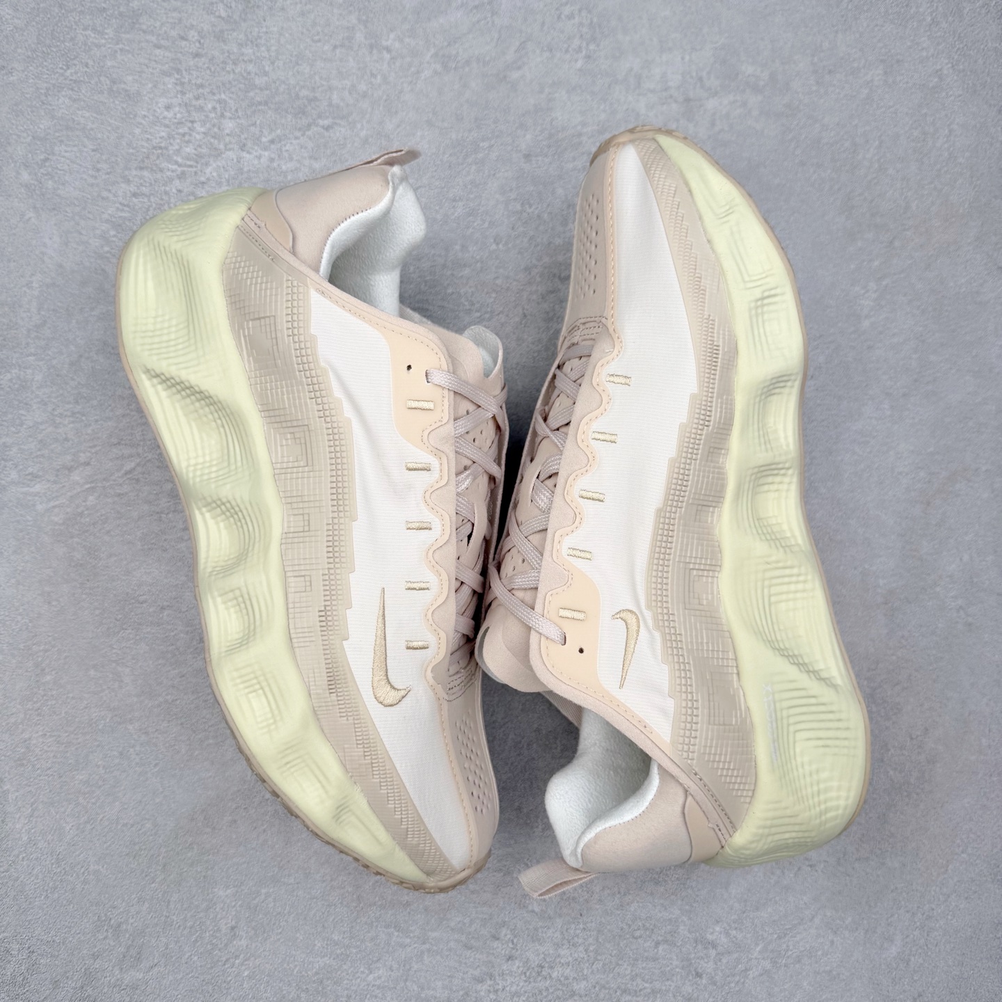 图片[3]-HYEIN SEO x NK Ava Rover 百搭舒适耐磨低帮跑步鞋 男女同款 流线型轮廓，通过轻薄物料鞋面结合 TPU 网格状支撑示人，增厚的中底材质选用 ReactX 加持，华夫外底收尾。鞋垫与后跟鞋提，克制点缀 Hyein Seo 字样。鞋垫与鞋提则采用菱形格纹的变化元素呈现。实拍调校N版已经零色差零失真 百分百还原实物色彩所见即所得 不存在货不对板色差等低级问题 选购参考实物拍摄 不混卖不参货 只用心做好货严格选品 承诺混一赔十 尺码：36 36.5 37.5 38 38.5 39 40 40.5 41 42 42.5 43 44 44.5 45-选品中心