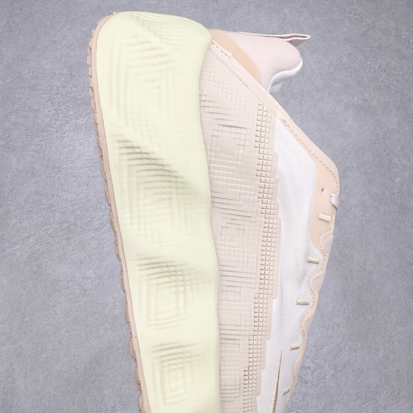 图片[6]-HYEIN SEO x NK Ava Rover 百搭舒适耐磨低帮跑步鞋 男女同款 流线型轮廓，通过轻薄物料鞋面结合 TPU 网格状支撑示人，增厚的中底材质选用 ReactX 加持，华夫外底收尾。鞋垫与后跟鞋提，克制点缀 Hyein Seo 字样。鞋垫与鞋提则采用菱形格纹的变化元素呈现。实拍调校N版已经零色差零失真 百分百还原实物色彩所见即所得 不存在货不对板色差等低级问题 选购参考实物拍摄 不混卖不参货 只用心做好货严格选品 承诺混一赔十 尺码：36 36.5 37.5 38 38.5 39 40 40.5 41 42 42.5 43 44 44.5 45-选品中心