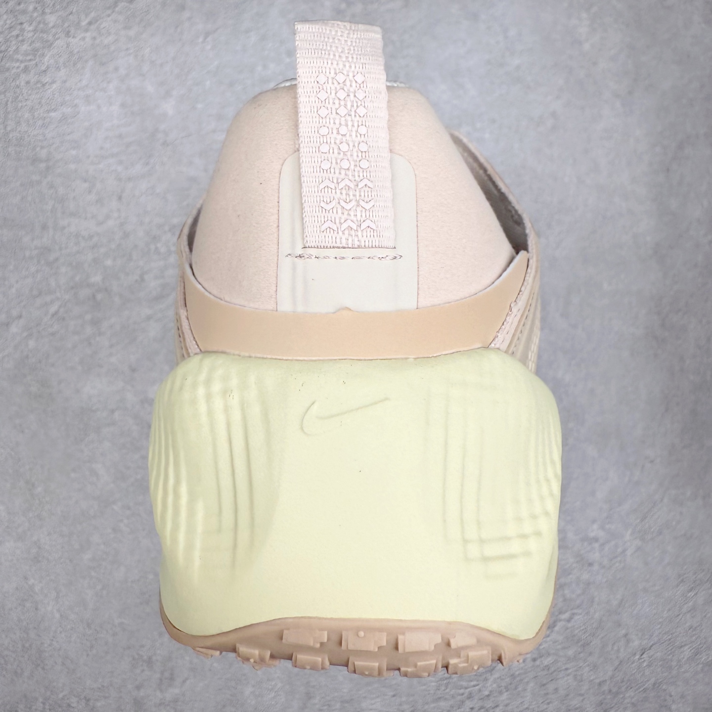 图片[8]-HYEIN SEO x NK Ava Rover 百搭舒适耐磨低帮跑步鞋 男女同款 流线型轮廓，通过轻薄物料鞋面结合 TPU 网格状支撑示人，增厚的中底材质选用 ReactX 加持，华夫外底收尾。鞋垫与后跟鞋提，克制点缀 Hyein Seo 字样。鞋垫与鞋提则采用菱形格纹的变化元素呈现。实拍调校N版已经零色差零失真 百分百还原实物色彩所见即所得 不存在货不对板色差等低级问题 选购参考实物拍摄 不混卖不参货 只用心做好货严格选品 承诺混一赔十 尺码：36 36.5 37.5 38 38.5 39 40 40.5 41 42 42.5 43 44 44.5 45-选品中心