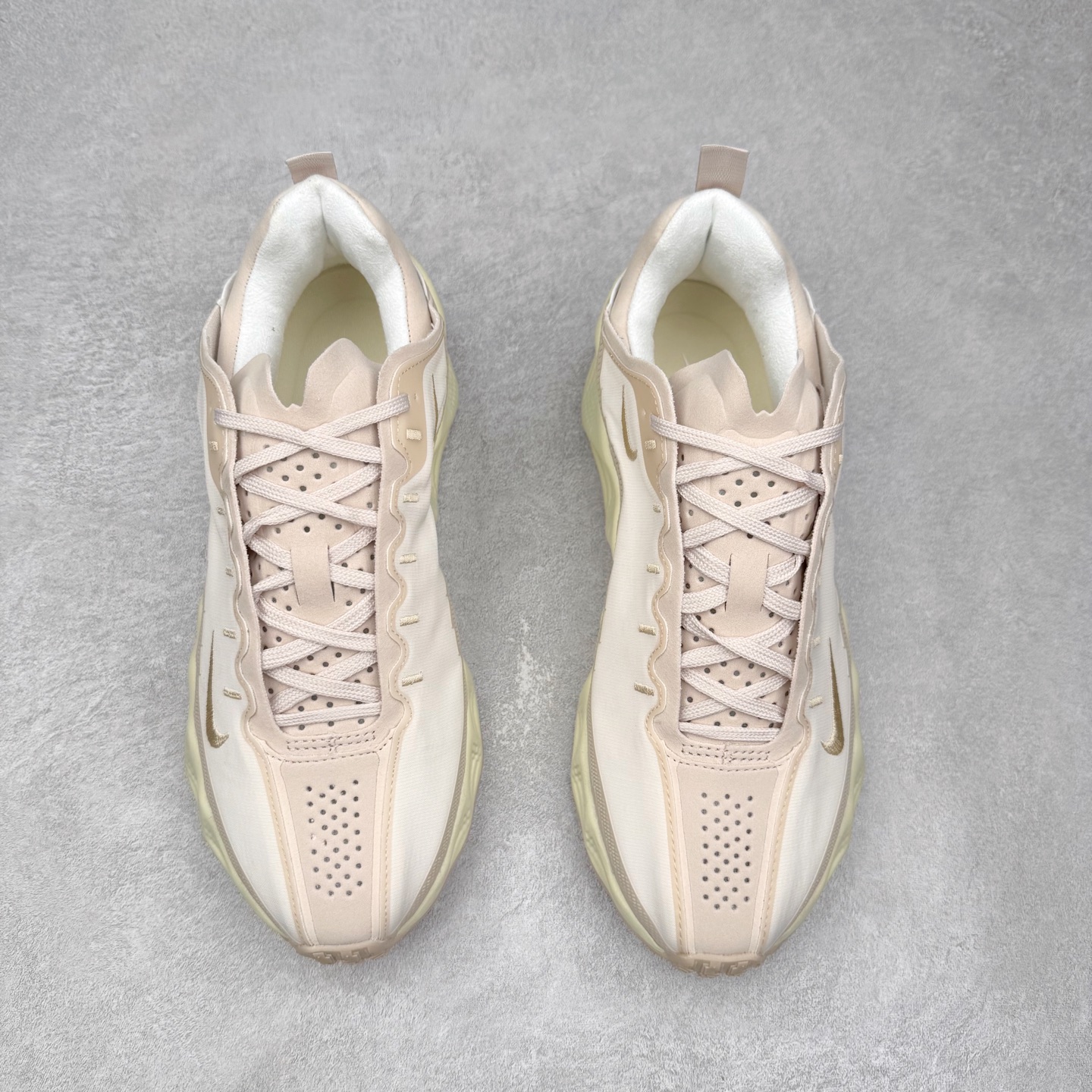 图片[2]-HYEIN SEO x NK Ava Rover 百搭舒适耐磨低帮跑步鞋 男女同款 流线型轮廓，通过轻薄物料鞋面结合 TPU 网格状支撑示人，增厚的中底材质选用 ReactX 加持，华夫外底收尾。鞋垫与后跟鞋提，克制点缀 Hyein Seo 字样。鞋垫与鞋提则采用菱形格纹的变化元素呈现。实拍调校N版已经零色差零失真 百分百还原实物色彩所见即所得 不存在货不对板色差等低级问题 选购参考实物拍摄 不混卖不参货 只用心做好货严格选品 承诺混一赔十 尺码：36 36.5 37.5 38 38.5 39 40 40.5 41 42 42.5 43 44 44.5 45-选品中心