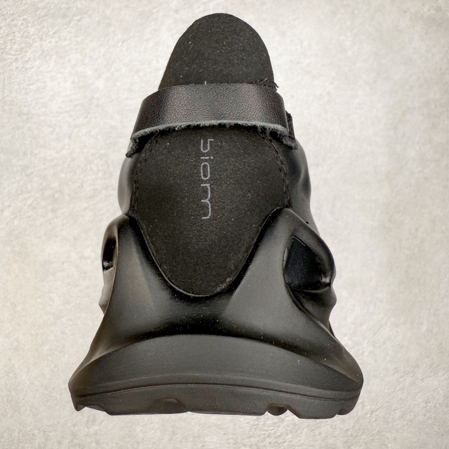 图片[8]-Ecco爱步驱动牛皮革圆头舒适系带低帮生活休闲鞋 ECCO以三大核心特征为依托：北欧设计风格、鞋履制作、积极的生活方式。北欧设计风格：北欧设计特点是独特、有格调、实用和简约，并且品质优良。鞋履制作：ECCO钟爱鞋履制作以及一切与鞋履制作相关的事物。积极的生活方式：ECCO的创始人希望制作出的鞋履无需磨合，即可完美贴合脚型，帮助人们享受行走的乐趣。ECCO的成功源自其产品质量和创新的技术水平，恪守“鞋遵循双足”的设计理念，将的舒适度和风格融为一体。ECCO跑遍全世界寻找创新的原料。从制革制鞋一体化的设置，源头上控制皮革质量，确保对人体无害。 尺码：38 39 40 41 42 43 44 （皮鞋码）-选品中心