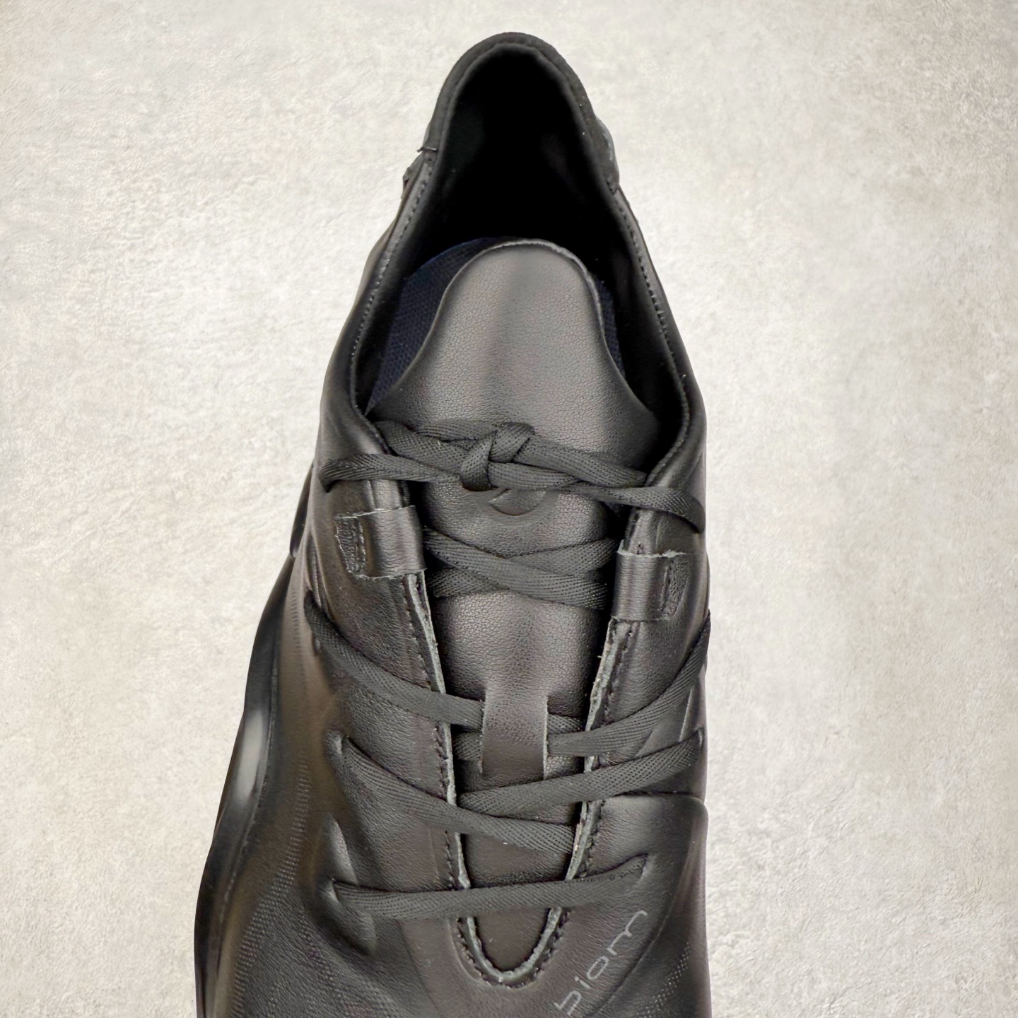 图片[5]-Ecco爱步驱动牛皮革圆头舒适系带低帮生活休闲鞋 ECCO以三大核心特征为依托：北欧设计风格、鞋履制作、积极的生活方式。北欧设计风格：北欧设计特点是独特、有格调、实用和简约，并且品质优良。鞋履制作：ECCO钟爱鞋履制作以及一切与鞋履制作相关的事物。积极的生活方式：ECCO的创始人希望制作出的鞋履无需磨合，即可完美贴合脚型，帮助人们享受行走的乐趣。ECCO的成功源自其产品质量和创新的技术水平，恪守“鞋遵循双足”的设计理念，将的舒适度和风格融为一体。ECCO跑遍全世界寻找创新的原料。从制革制鞋一体化的设置，源头上控制皮革质量，确保对人体无害。 尺码：38 39 40 41 42 43 44 （皮鞋码）-选品中心