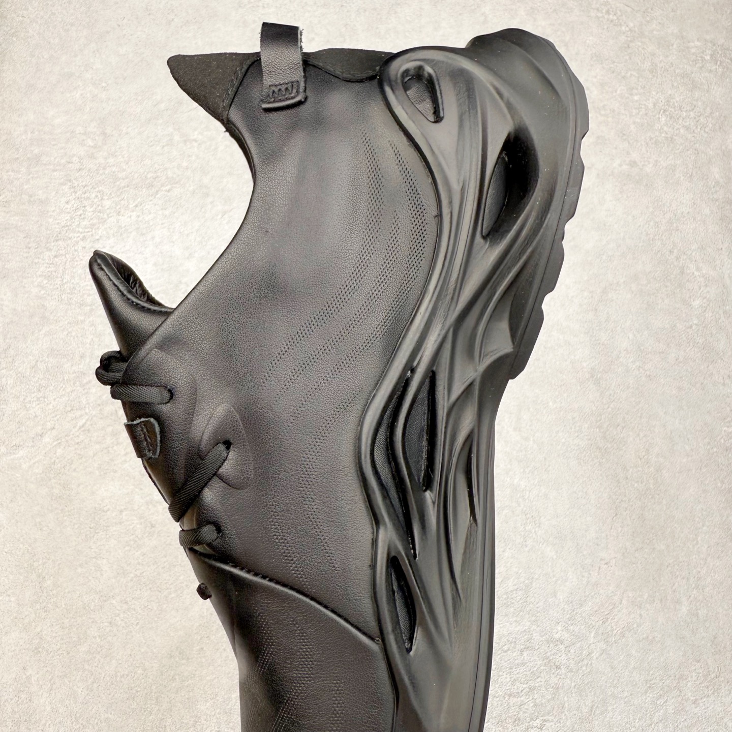 图片[7]-Ecco爱步驱动牛皮革圆头舒适系带低帮生活休闲鞋 ECCO以三大核心特征为依托：北欧设计风格、鞋履制作、积极的生活方式。北欧设计风格：北欧设计特点是独特、有格调、实用和简约，并且品质优良。鞋履制作：ECCO钟爱鞋履制作以及一切与鞋履制作相关的事物。积极的生活方式：ECCO的创始人希望制作出的鞋履无需磨合，即可完美贴合脚型，帮助人们享受行走的乐趣。ECCO的成功源自其产品质量和创新的技术水平，恪守“鞋遵循双足”的设计理念，将的舒适度和风格融为一体。ECCO跑遍全世界寻找创新的原料。从制革制鞋一体化的设置，源头上控制皮革质量，确保对人体无害。 尺码：38 39 40 41 42 43 44 （皮鞋码）-选品中心