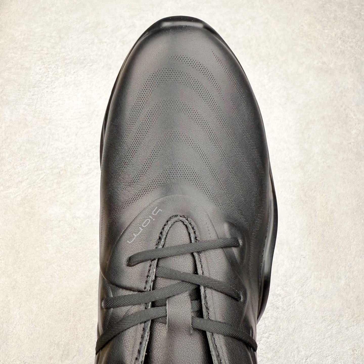 图片[4]-Ecco爱步驱动牛皮革圆头舒适系带低帮生活休闲鞋 ECCO以三大核心特征为依托：北欧设计风格、鞋履制作、积极的生活方式。北欧设计风格：北欧设计特点是独特、有格调、实用和简约，并且品质优良。鞋履制作：ECCO钟爱鞋履制作以及一切与鞋履制作相关的事物。积极的生活方式：ECCO的创始人希望制作出的鞋履无需磨合，即可完美贴合脚型，帮助人们享受行走的乐趣。ECCO的成功源自其产品质量和创新的技术水平，恪守“鞋遵循双足”的设计理念，将的舒适度和风格融为一体。ECCO跑遍全世界寻找创新的原料。从制革制鞋一体化的设置，源头上控制皮革质量，确保对人体无害。 尺码：38 39 40 41 42 43 44 （皮鞋码）-选品中心