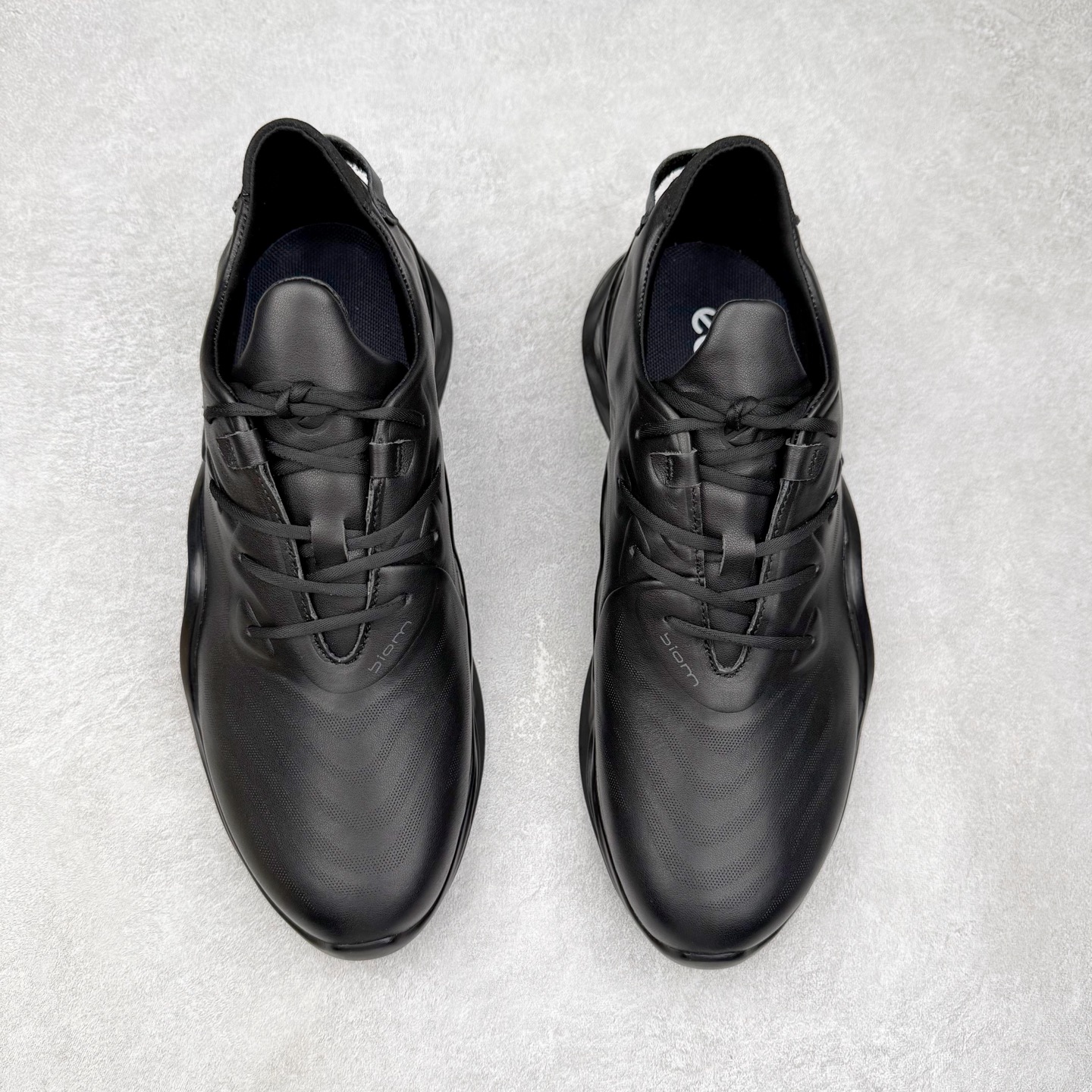 图片[2]-Ecco爱步驱动牛皮革圆头舒适系带低帮生活休闲鞋 ECCO以三大核心特征为依托：北欧设计风格、鞋履制作、积极的生活方式。北欧设计风格：北欧设计特点是独特、有格调、实用和简约，并且品质优良。鞋履制作：ECCO钟爱鞋履制作以及一切与鞋履制作相关的事物。积极的生活方式：ECCO的创始人希望制作出的鞋履无需磨合，即可完美贴合脚型，帮助人们享受行走的乐趣。ECCO的成功源自其产品质量和创新的技术水平，恪守“鞋遵循双足”的设计理念，将的舒适度和风格融为一体。ECCO跑遍全世界寻找创新的原料。从制革制鞋一体化的设置，源头上控制皮革质量，确保对人体无害。 尺码：38 39 40 41 42 43 44 （皮鞋码）-选品中心