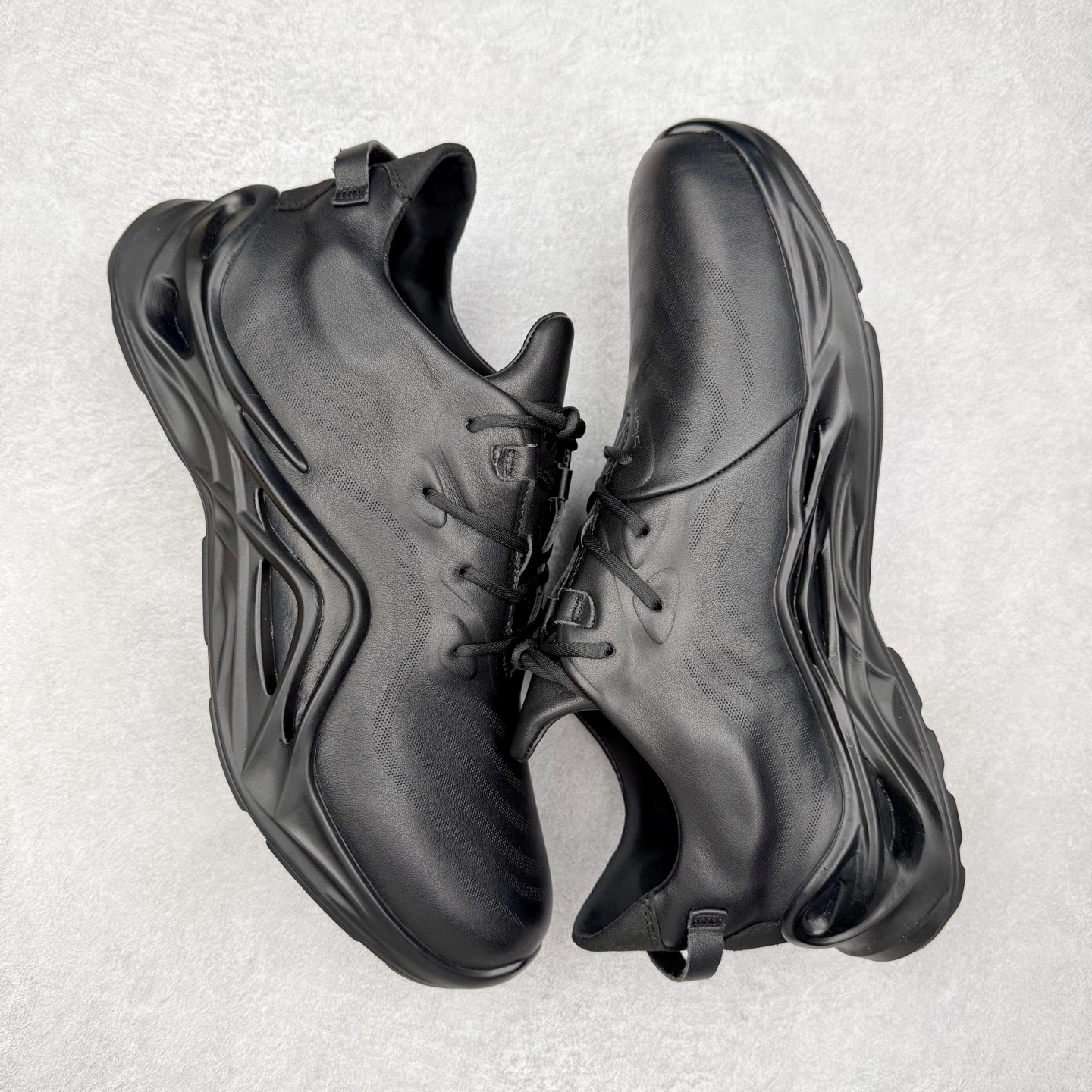 图片[3]-Ecco爱步驱动牛皮革圆头舒适系带低帮生活休闲鞋 ECCO以三大核心特征为依托：北欧设计风格、鞋履制作、积极的生活方式。北欧设计风格：北欧设计特点是独特、有格调、实用和简约，并且品质优良。鞋履制作：ECCO钟爱鞋履制作以及一切与鞋履制作相关的事物。积极的生活方式：ECCO的创始人希望制作出的鞋履无需磨合，即可完美贴合脚型，帮助人们享受行走的乐趣。ECCO的成功源自其产品质量和创新的技术水平，恪守“鞋遵循双足”的设计理念，将的舒适度和风格融为一体。ECCO跑遍全世界寻找创新的原料。从制革制鞋一体化的设置，源头上控制皮革质量，确保对人体无害。 尺码：38 39 40 41 42 43 44 （皮鞋码）-选品中心