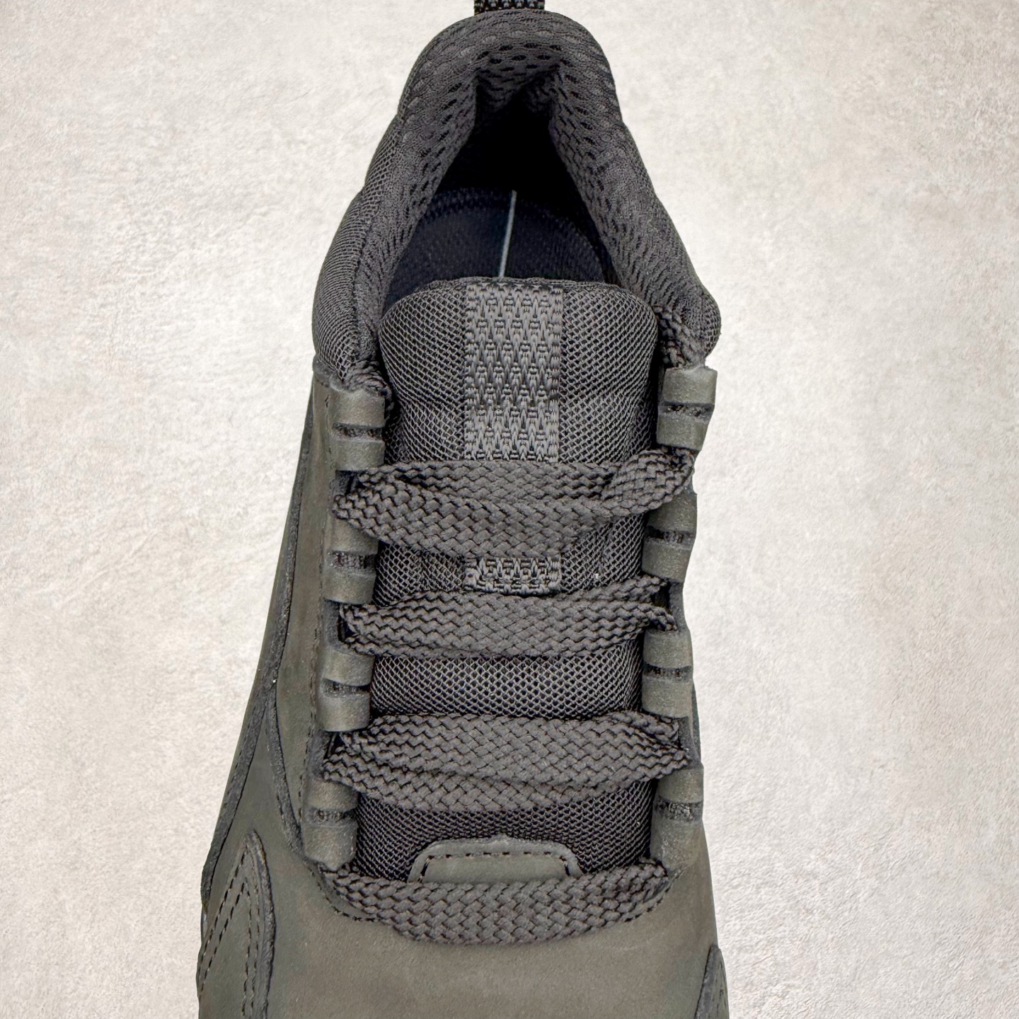 图片[5]-Ecco爱步驱动牛皮革圆头舒适系带低帮生活休闲鞋 ECCO以三大核心特征为依托：北欧设计风格、鞋履制作、积极的生活方式。北欧设计风格：北欧设计特点是独特、有格调、实用和简约，并且品质优良。鞋履制作：ECCO钟爱鞋履制作以及一切与鞋履制作相关的事物。积极的生活方式：ECCO的创始人希望制作出的鞋履无需磨合，即可完美贴合脚型，帮助人们享受行走的乐趣。ECCO的成功源自其产品质量和创新的技术水平，恪守“鞋遵循双足”的设计理念，将的舒适度和风格融为一体。ECCO跑遍全世界寻找创新的原料。从制革制鞋一体化的设置，源头上控制皮革质量，确保对人体无害。 尺码：38 39 40 41 42 43 44 （皮鞋码）-选品中心