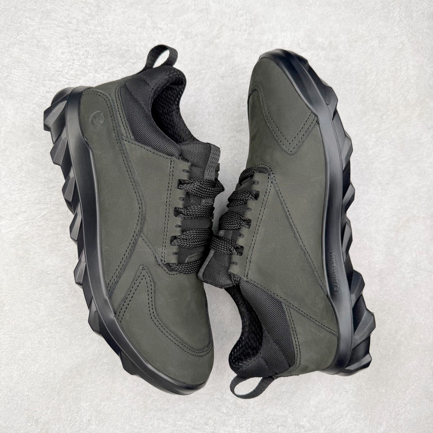 图片[3]-Ecco爱步驱动牛皮革圆头舒适系带低帮生活休闲鞋 ECCO以三大核心特征为依托：北欧设计风格、鞋履制作、积极的生活方式。北欧设计风格：北欧设计特点是独特、有格调、实用和简约，并且品质优良。鞋履制作：ECCO钟爱鞋履制作以及一切与鞋履制作相关的事物。积极的生活方式：ECCO的创始人希望制作出的鞋履无需磨合，即可完美贴合脚型，帮助人们享受行走的乐趣。ECCO的成功源自其产品质量和创新的技术水平，恪守“鞋遵循双足”的设计理念，将的舒适度和风格融为一体。ECCO跑遍全世界寻找创新的原料。从制革制鞋一体化的设置，源头上控制皮革质量，确保对人体无害。 尺码：38 39 40 41 42 43 44 （皮鞋码）-选品中心