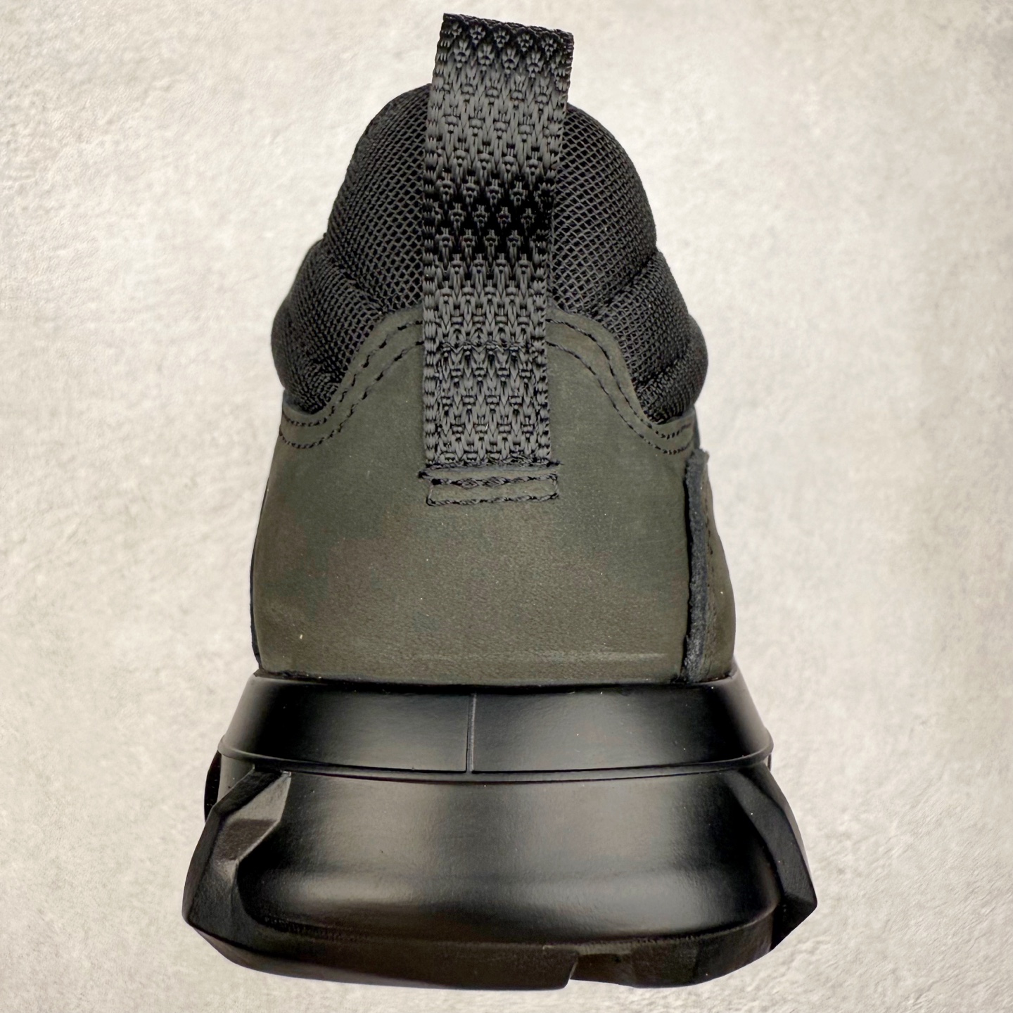 图片[8]-Ecco爱步驱动牛皮革圆头舒适系带低帮生活休闲鞋 ECCO以三大核心特征为依托：北欧设计风格、鞋履制作、积极的生活方式。北欧设计风格：北欧设计特点是独特、有格调、实用和简约，并且品质优良。鞋履制作：ECCO钟爱鞋履制作以及一切与鞋履制作相关的事物。积极的生活方式：ECCO的创始人希望制作出的鞋履无需磨合，即可完美贴合脚型，帮助人们享受行走的乐趣。ECCO的成功源自其产品质量和创新的技术水平，恪守“鞋遵循双足”的设计理念，将的舒适度和风格融为一体。ECCO跑遍全世界寻找创新的原料。从制革制鞋一体化的设置，源头上控制皮革质量，确保对人体无害。 尺码：38 39 40 41 42 43 44 （皮鞋码）-选品中心